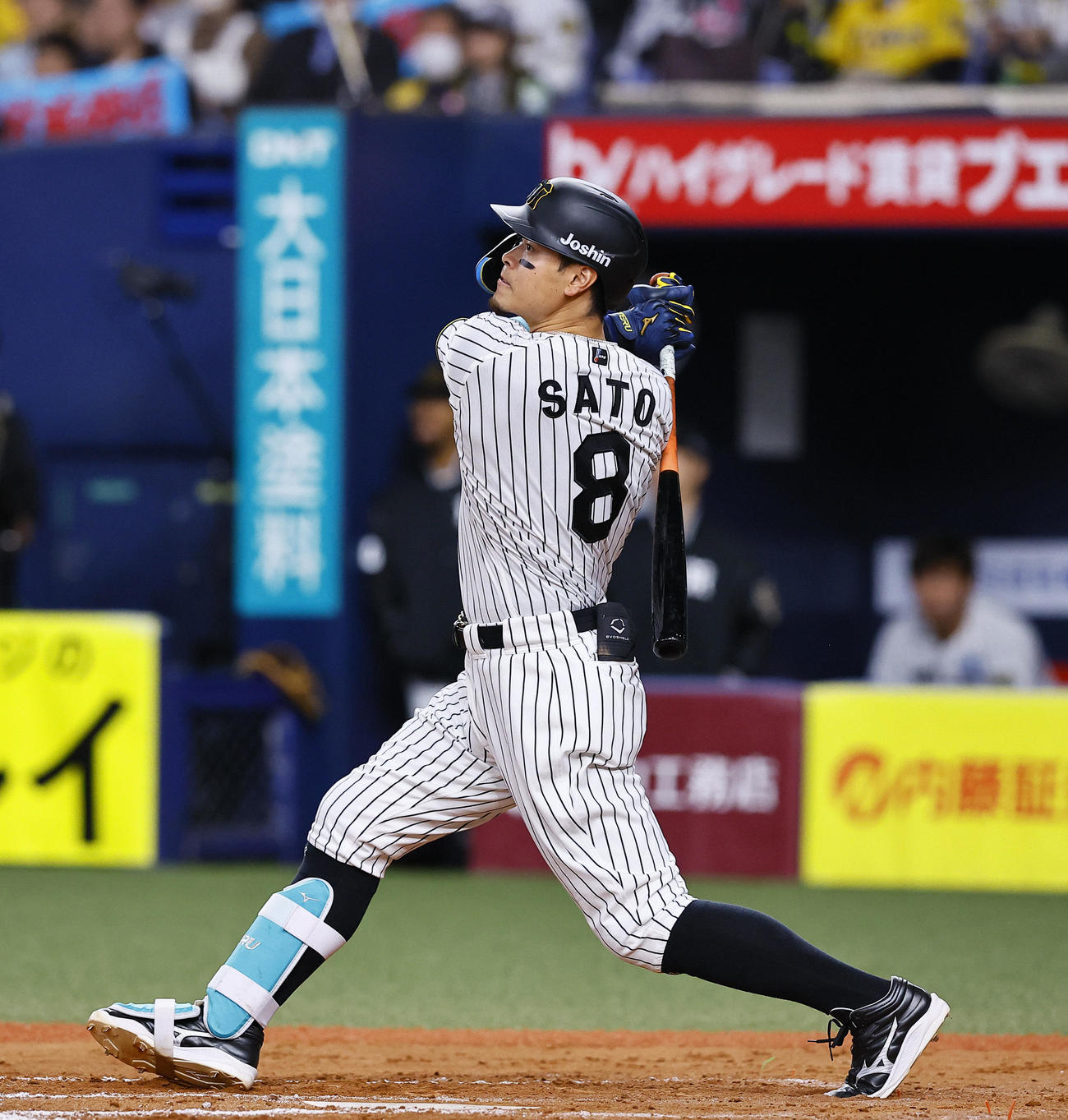 阪神対DeNA 8回裏阪神1死一塁、佐藤輝は左中間に同点の2点本塁打を放つ（撮影・藤尾明華）