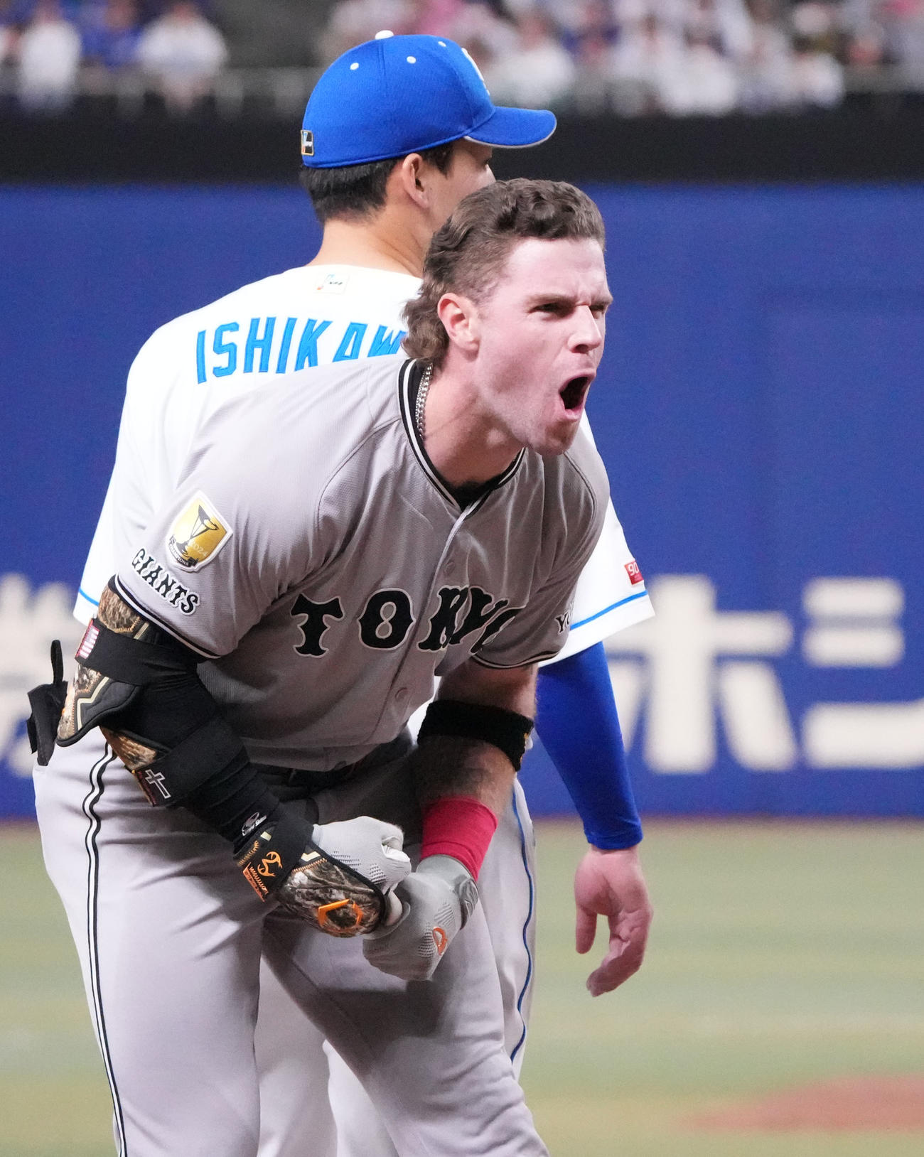 中日対巨人　3回表巨人1死一塁、相手守備が乱れる間に三塁へ進み塁上でほえるキャベッジ（撮影・森本幸一）