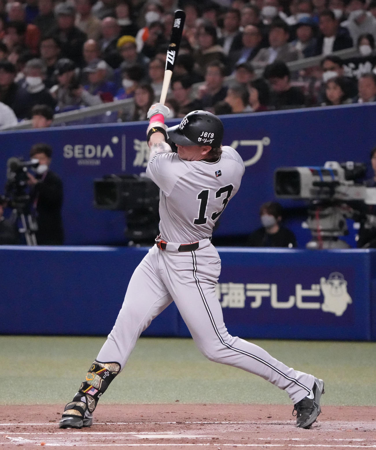 中日対巨人　3回表巨人1死一塁、中前打を放つキャベッジ（撮影・森本幸一）