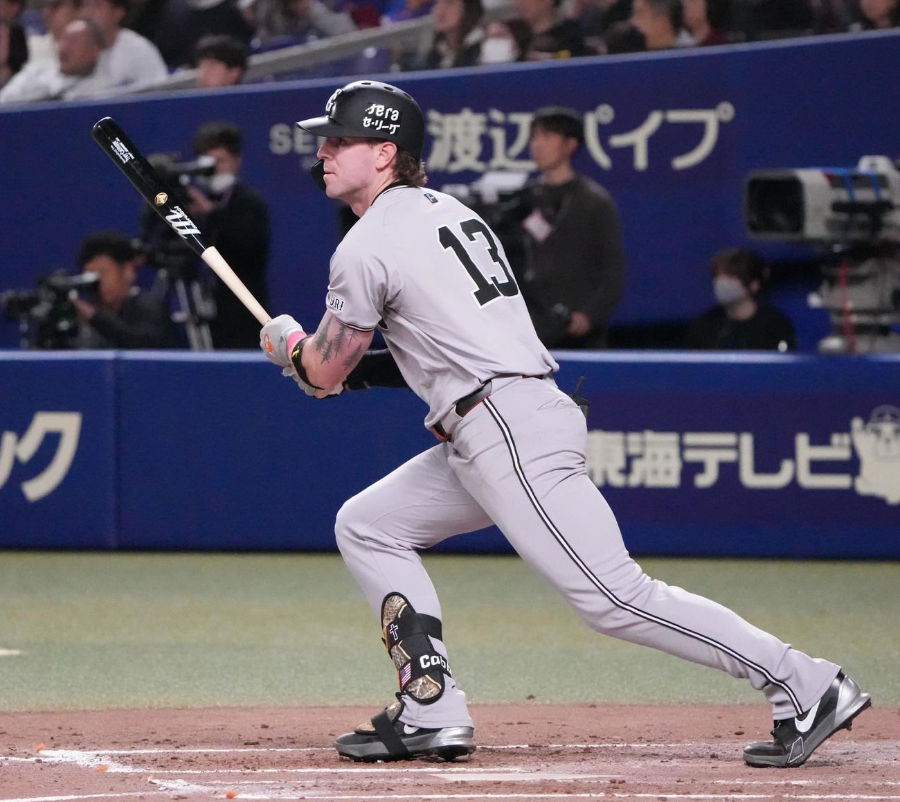中日対巨人　3回表巨人1死一塁、中前打を放つキャベッジ（撮影・森本幸一）