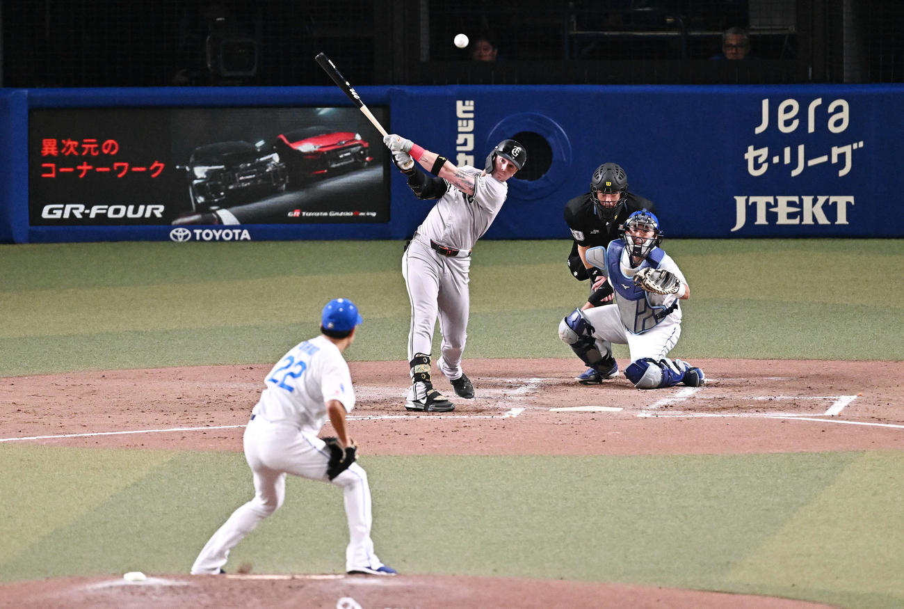 中日対巨人　3回表巨人1死一塁、キャベッジは中前打を放つ。投手大野（撮影・滝沢徹郎）
