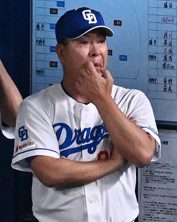中日対巨人　9回裏、戦況を見守る中日井上監督（撮影・滝沢徹郎）