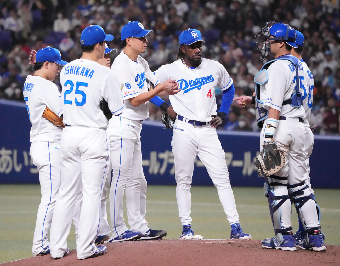 中日対巨人　5回表巨人無死満塁、マウンドの大野（中央）のもとに集まる中日ナイン（撮影・森本幸一）