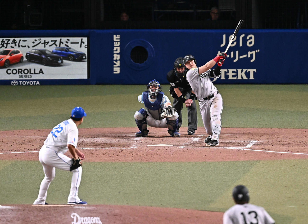 中日対巨人　5回表巨人無死満塁、岡本は中犠飛を放つ。投手大野（撮影・滝沢徹郎）