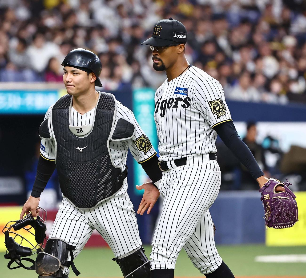 阪神対DeNA 6回1失点で降板するデュプランティエ（右）。左は栄枝（撮影・上田博志）