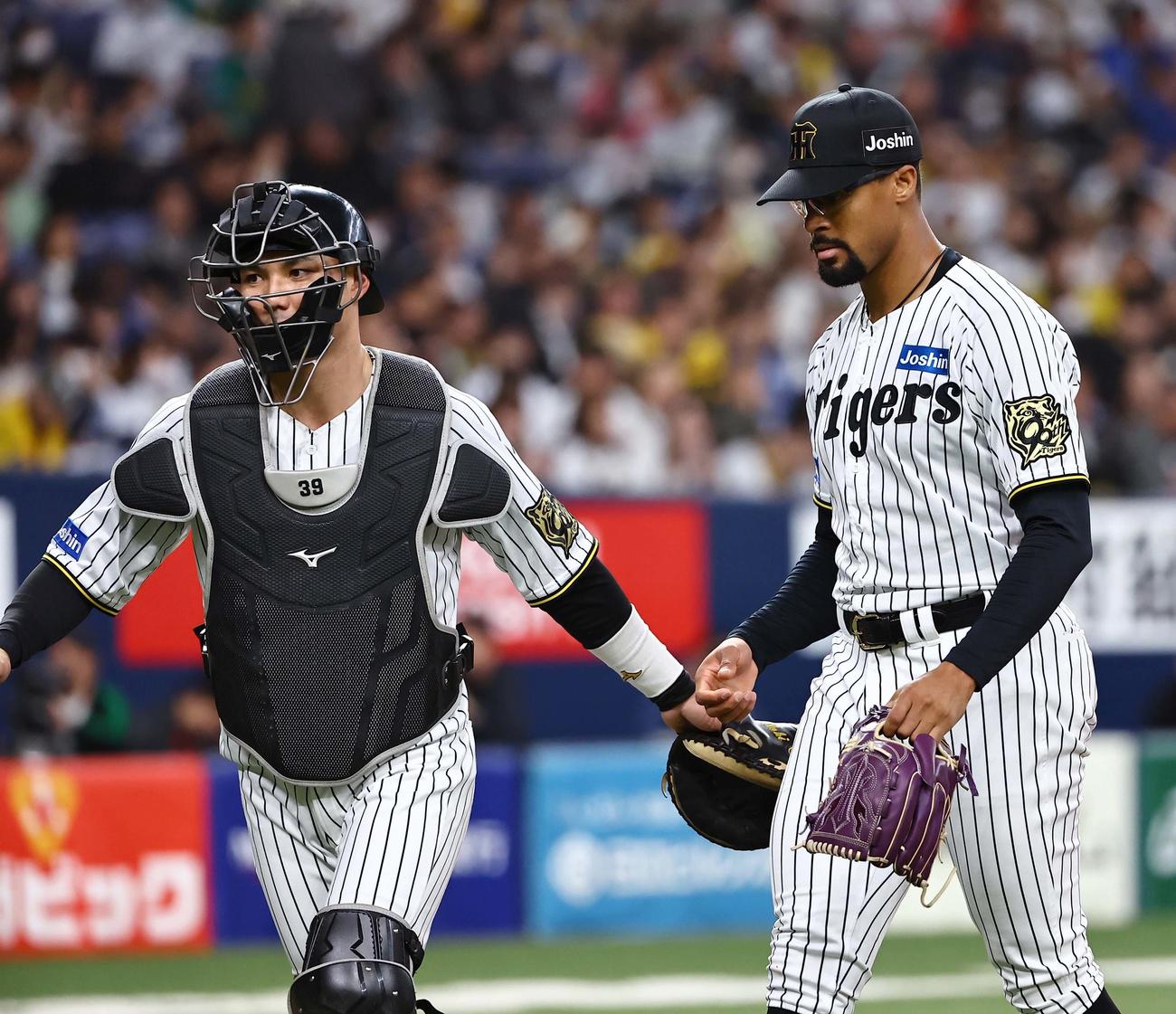 阪神対DeNA 2回表DeNA2死二塁、山本から三振を奪いベンチへ引き揚げる栄枝（左）とデュプランティエ（撮影・上田博志）