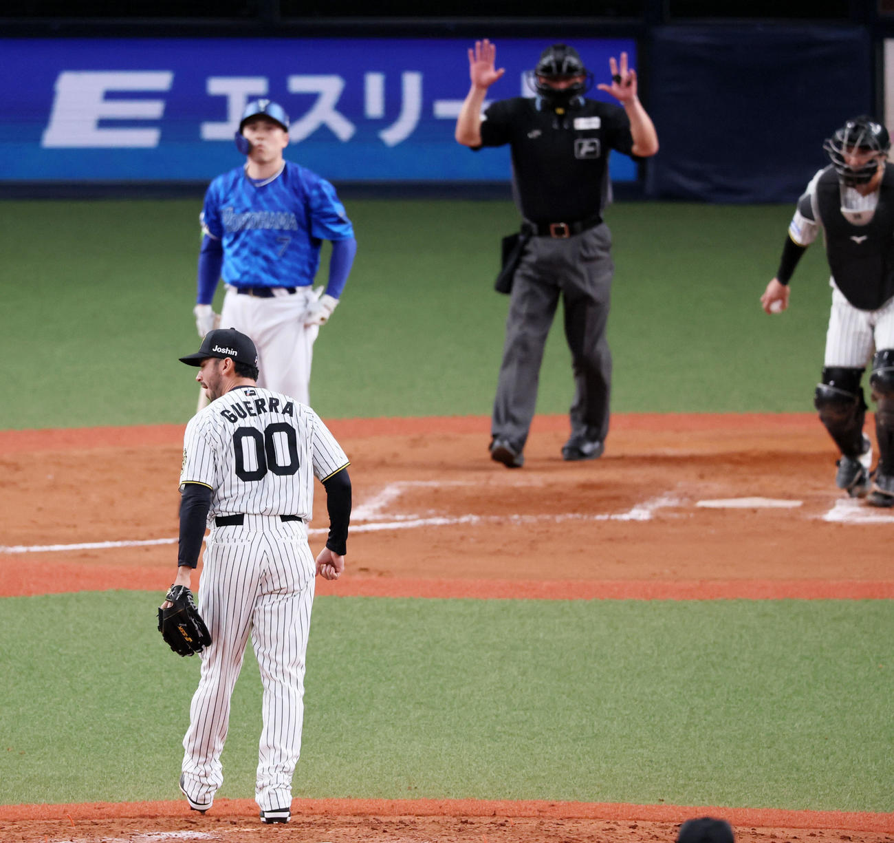 阪神対DeNA 9回表DeNA1死一塁、佐野はファウルとなる。投手ゲラ（撮影・加藤哉）