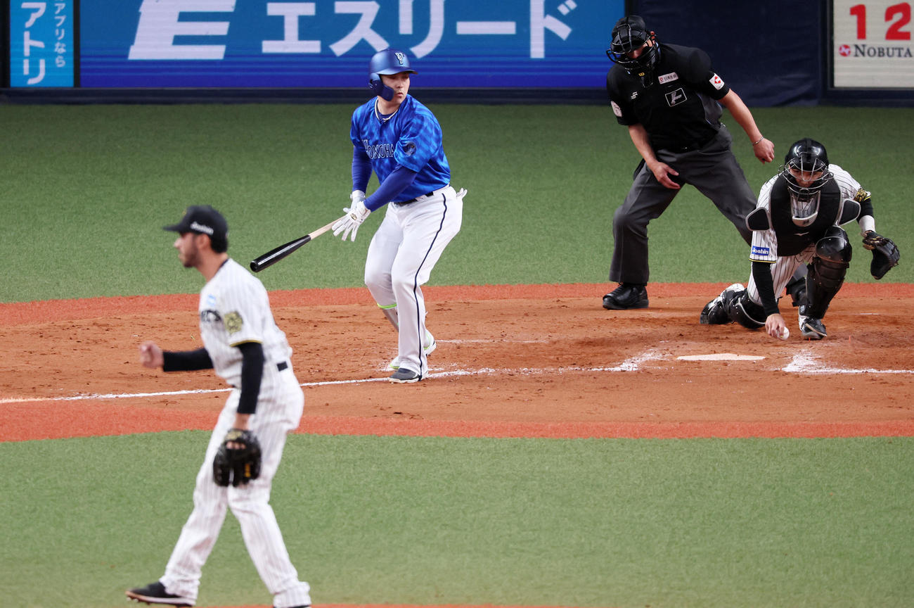 阪神対DeNA 9回表DeNA1死一塁、佐野はファウルとなる。投手ゲラ（撮影・加藤哉）