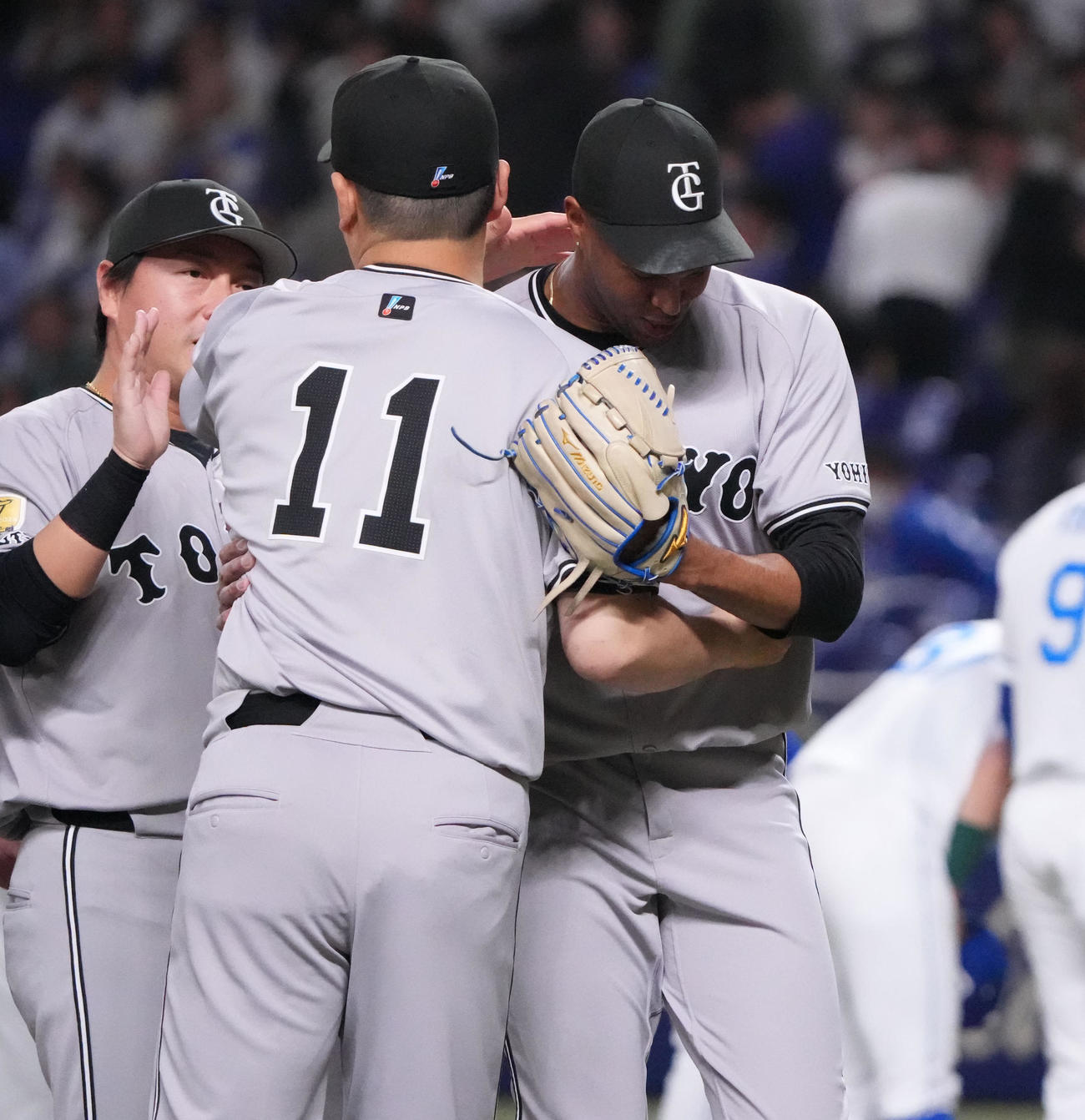 中日対巨人　試合終了、田中将とハグを交わすマルティネス（右）（撮影・森本幸一）