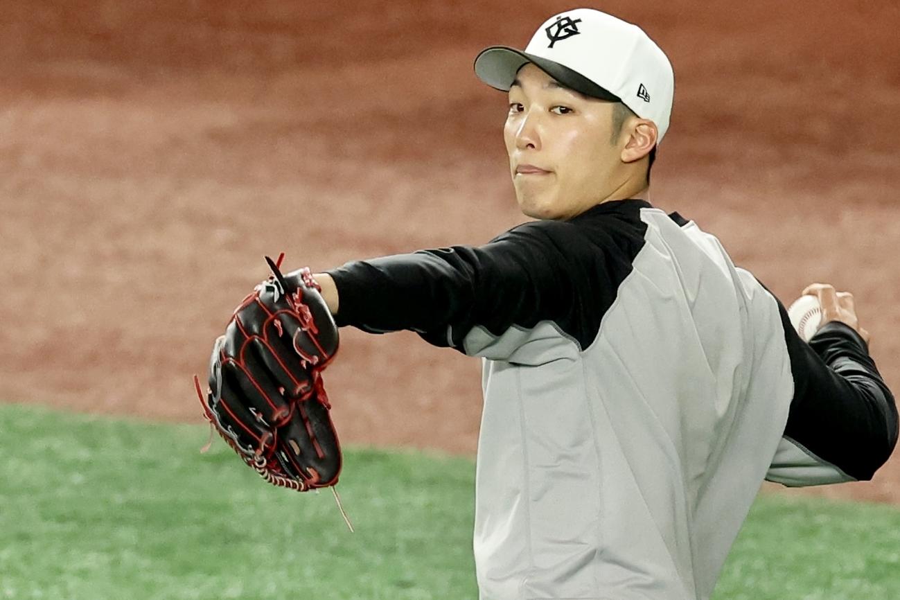 巨人対阪神　試合前、キャッチボールする巨人赤星（撮影・河田真司）
