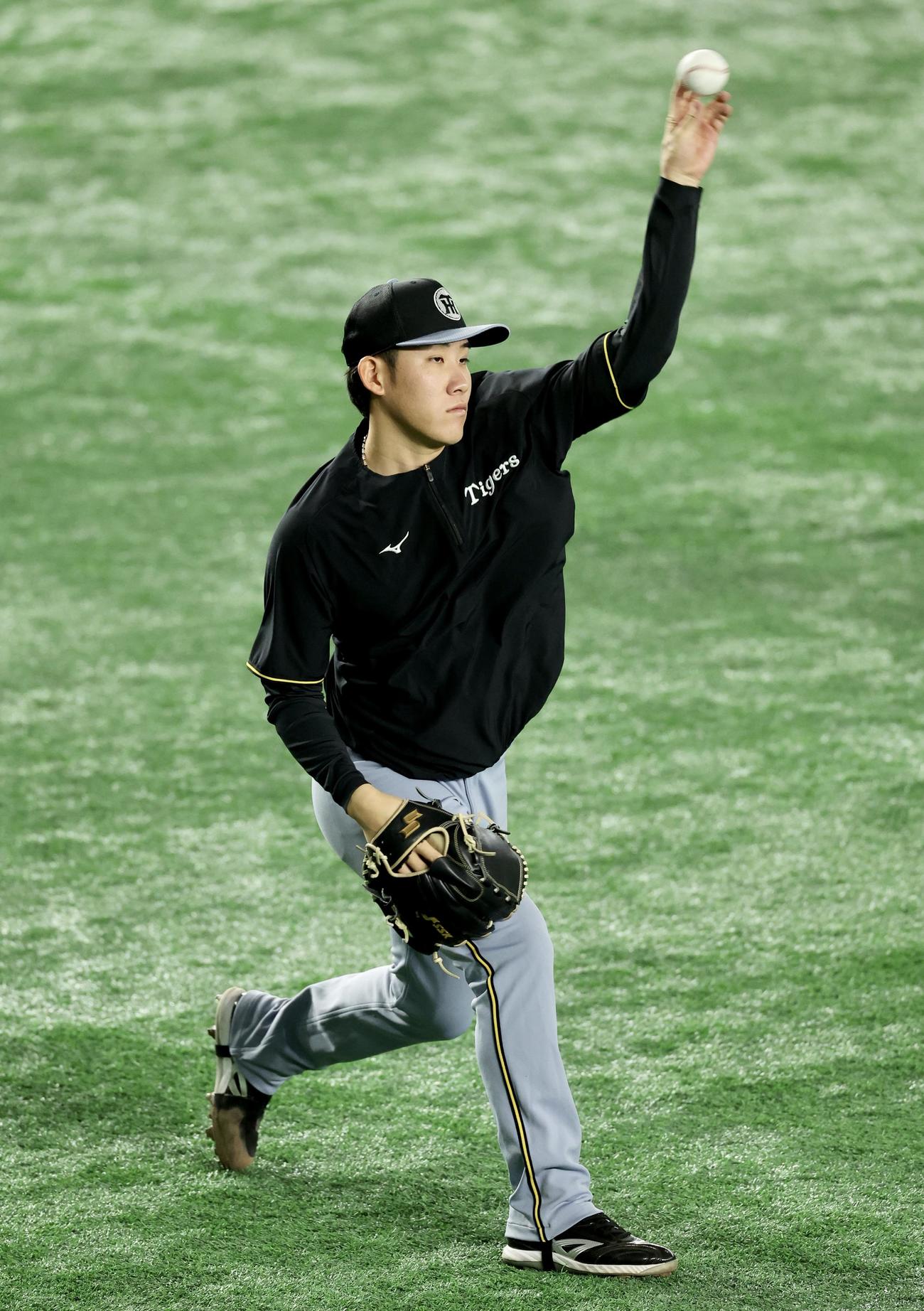 巨人対阪神　試合前、キャッチボールする阪神富田（撮影・河田真司）