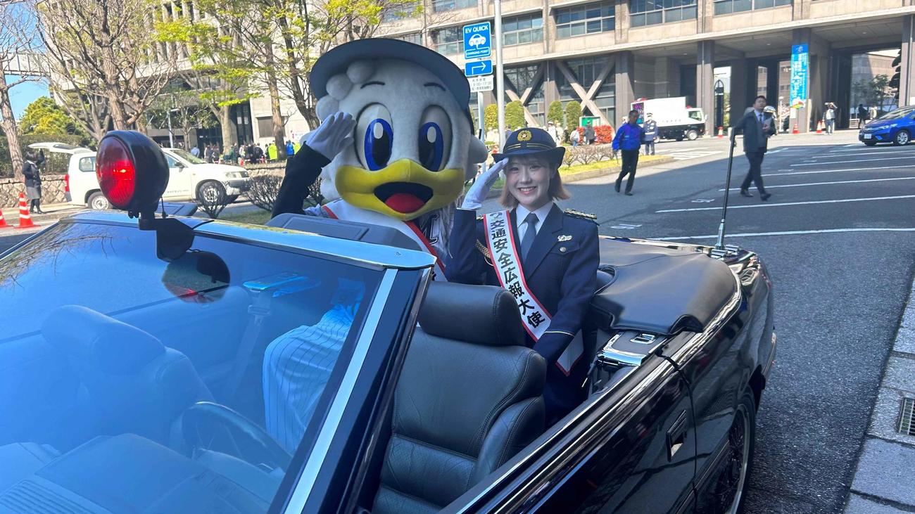 春の全国交通安全運動出動式に参加したYUKA（右）とマーくん（左）（球団提供）