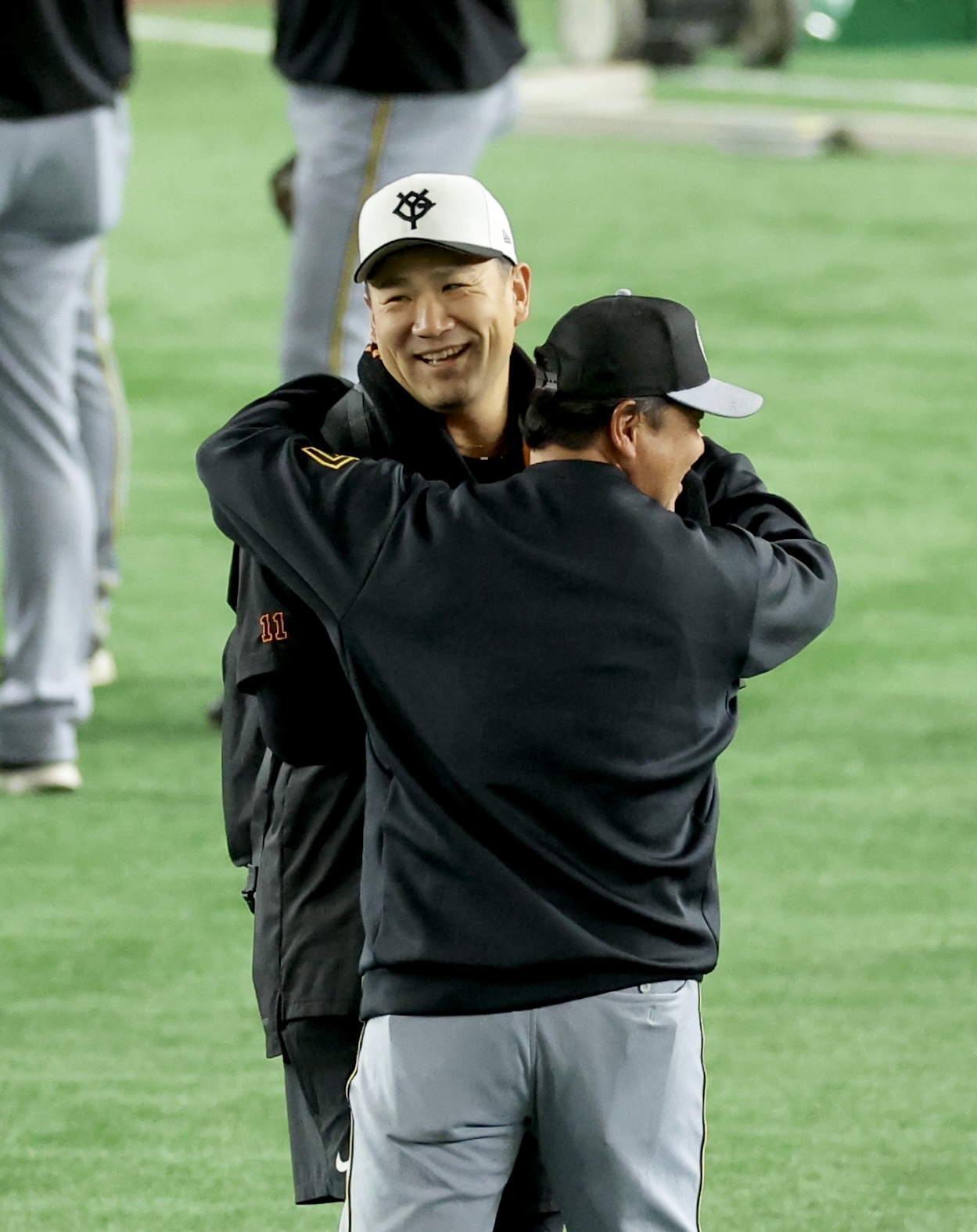 巨人対阪神　試合前、阪神野村バッテリーコーチ（手前）にあいさつする巨人田中将（撮影・河田真司）