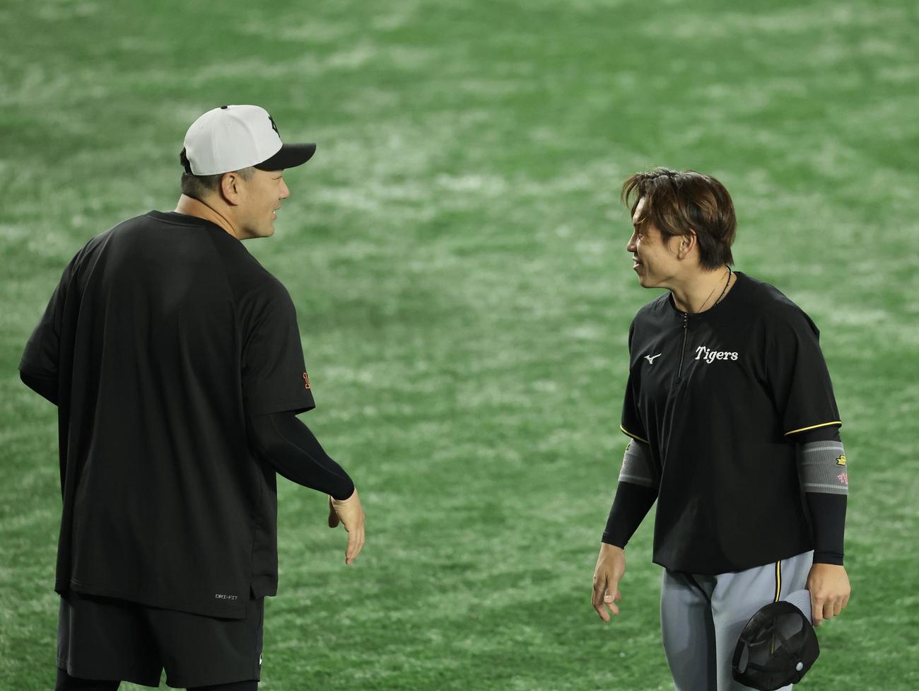 巨人対阪神　試合前、巨人田中将（右）と言葉を交わす阪神梅野（撮影・河田真司）