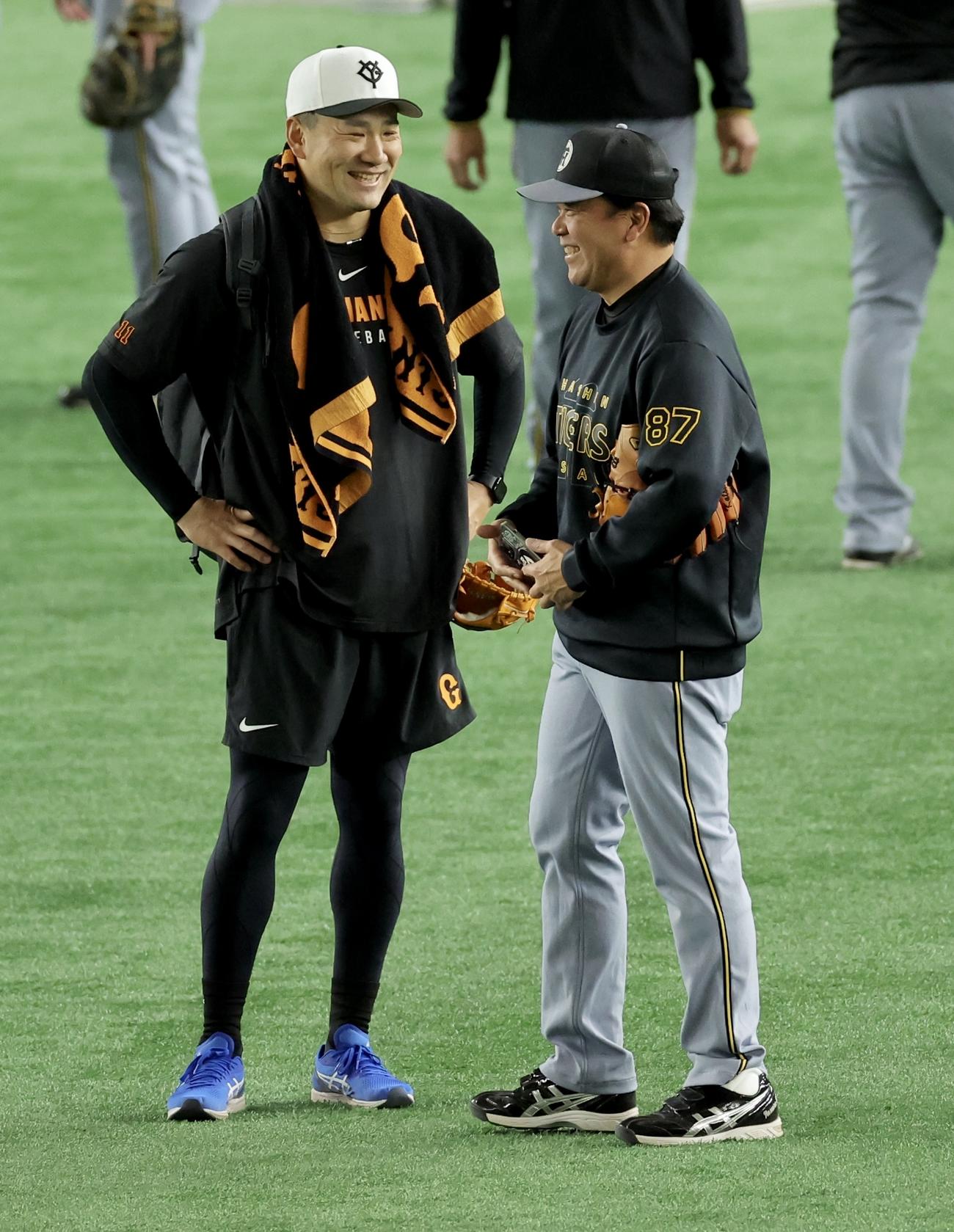 巨人対阪神　試合前、阪神野村バッテリーコーチ（右）にあいさつする巨人田中将（撮影・河田真司）