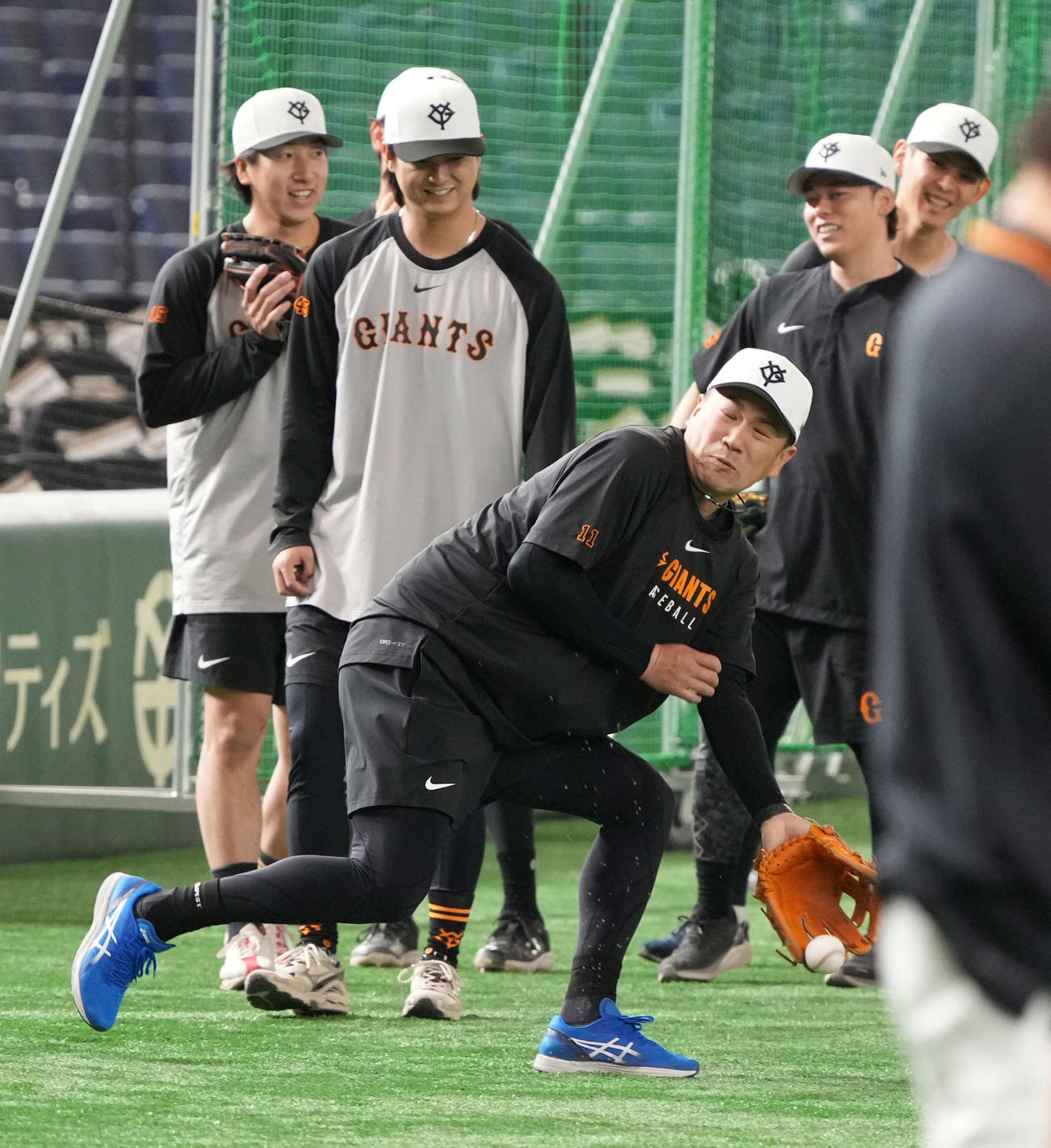 巨人対阪神　試合前の練習でノックを受ける巨人田中将（撮影・小沢裕）
