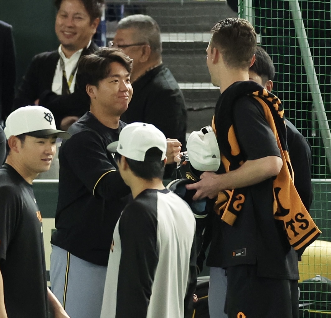 巨人対阪神　試合前、巨人ケラー（右）と言葉を交わす阪神村上（撮影・河田真司）