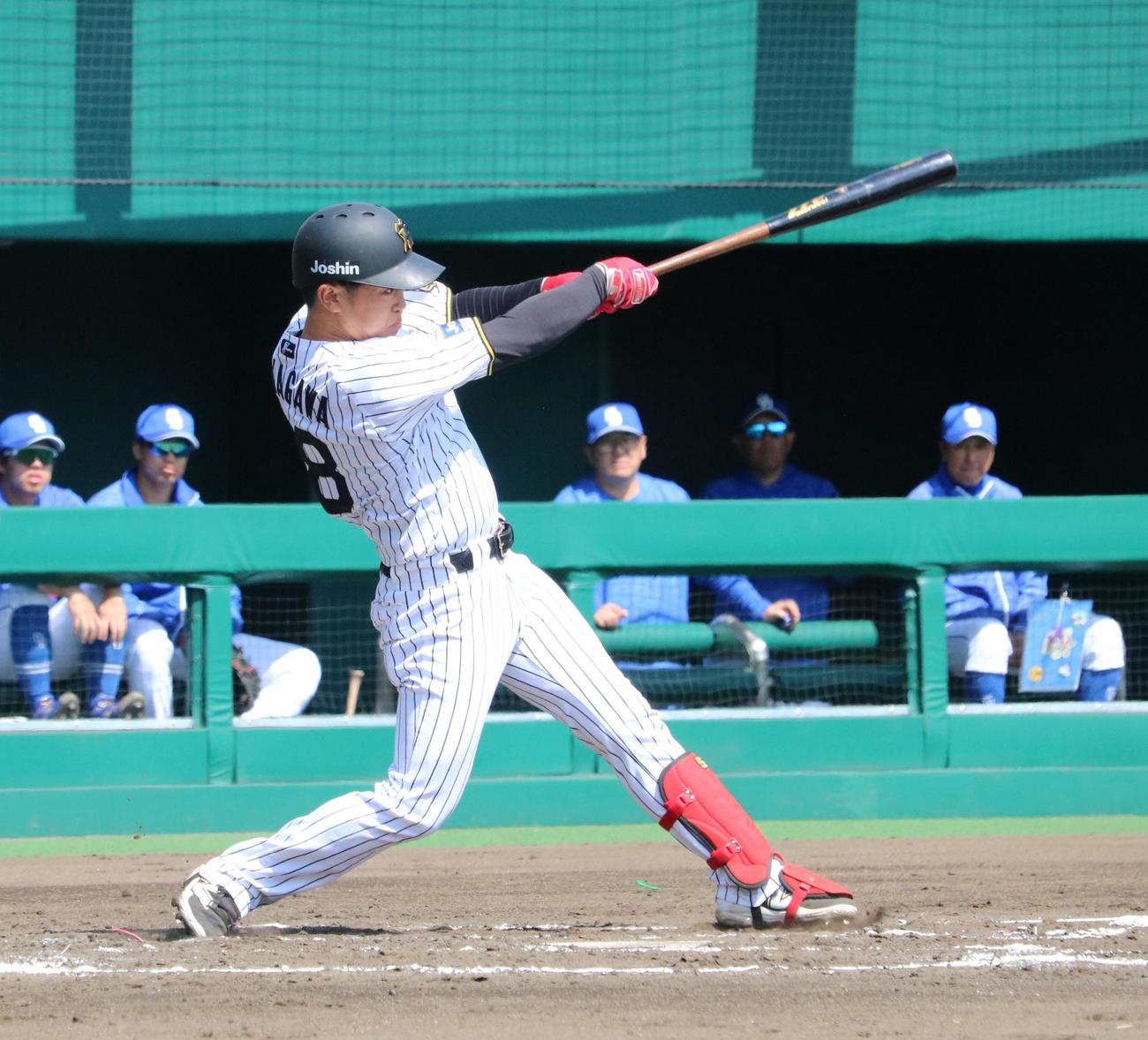 阪神対中日　2回裏1死、阪神の中川がバックスクリーン右に本塁打を放つ（撮影・林亮佑）