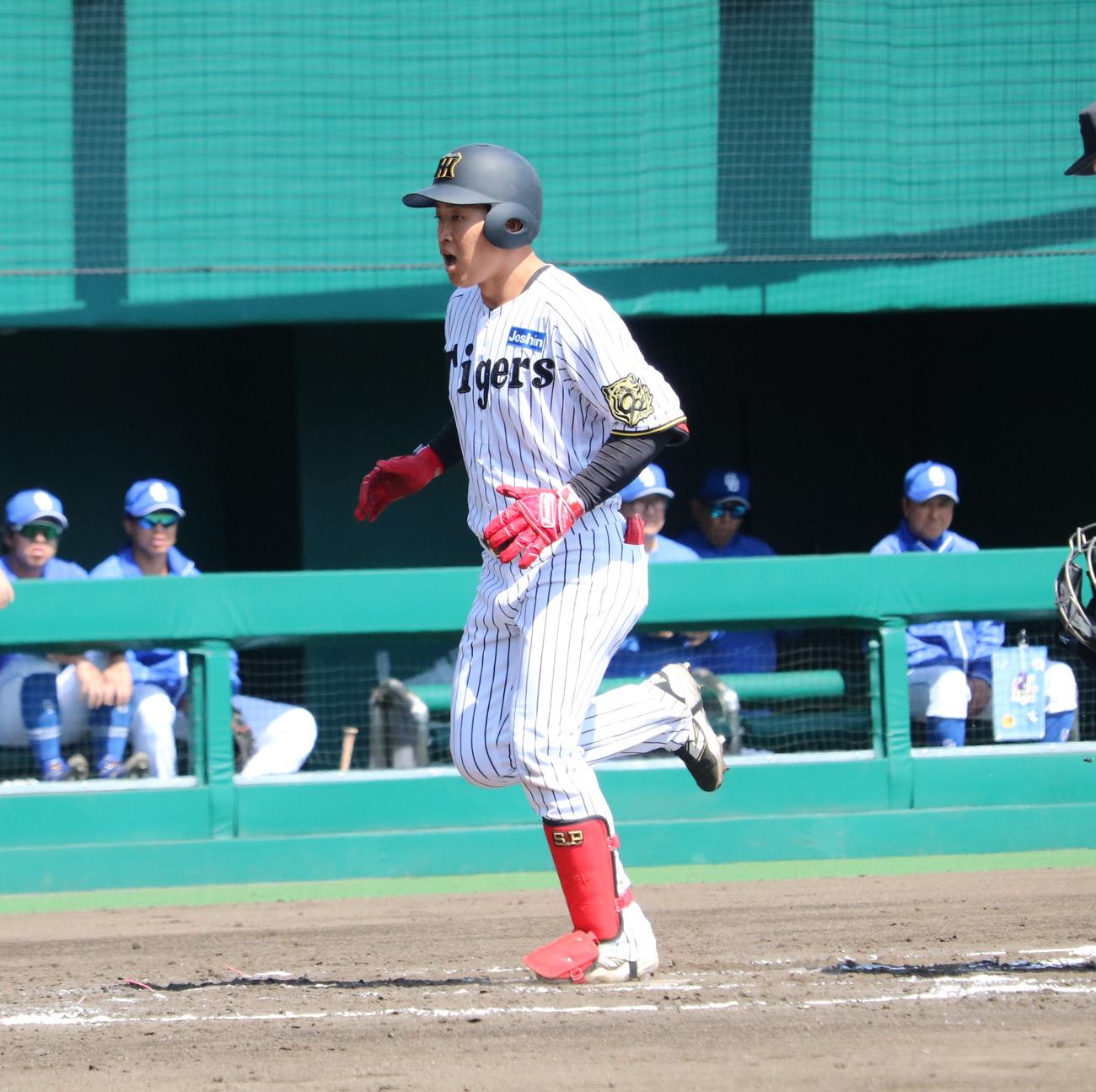 阪神対中日　2回裏1死、阪神の中川がバックスクリーン右に本塁打を放ち、本塁を踏む（撮影・林亮佑）