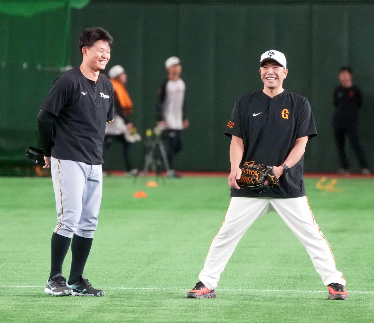 巨人対阪神　試合前の練習で巨人阿部監督（右）にあいさつする阪神森下（撮影・小沢裕）