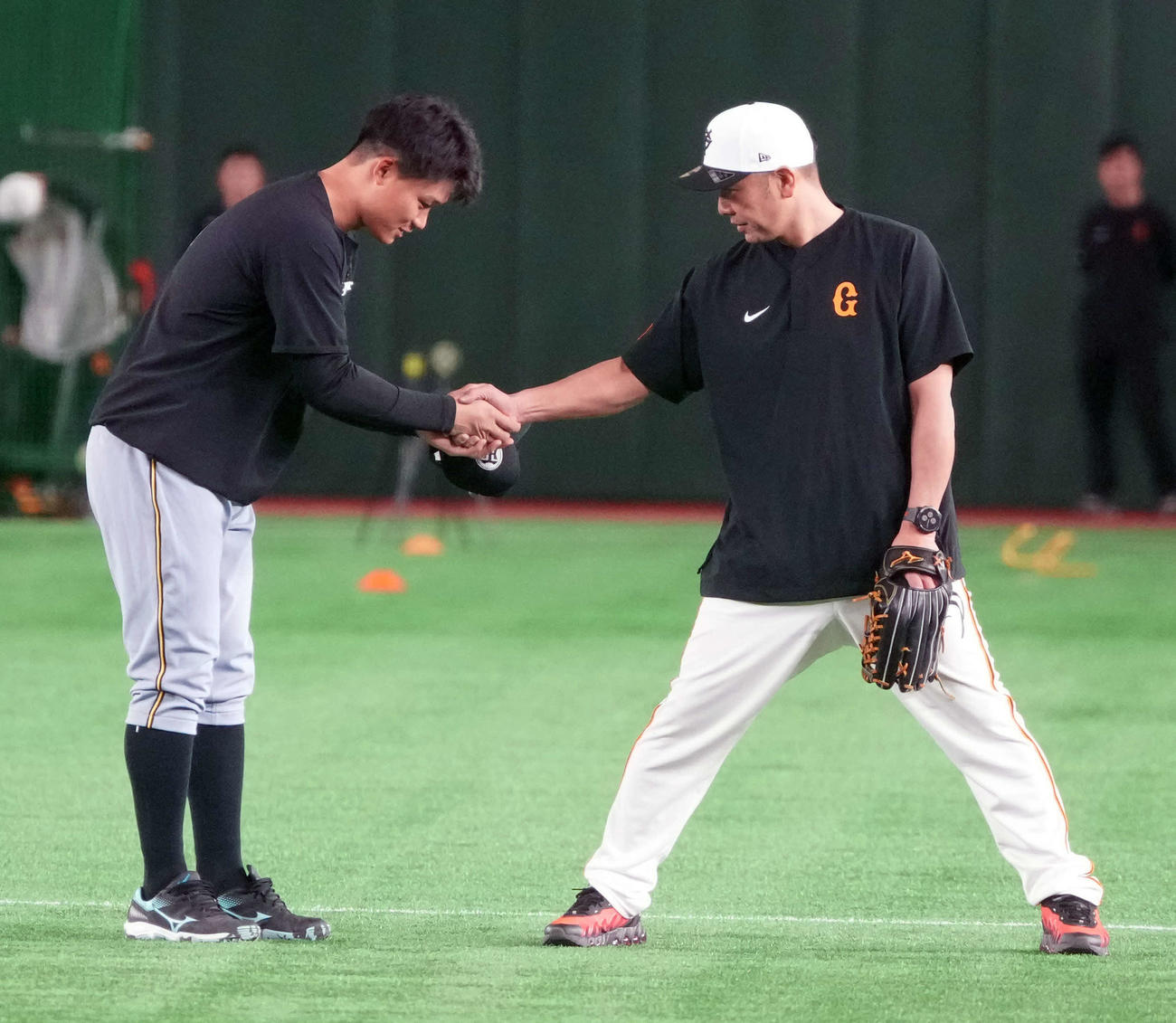 巨人対阪神　試合前の練習で巨人阿部監督（右）にあいさつする阪神森下（撮影・小沢裕）