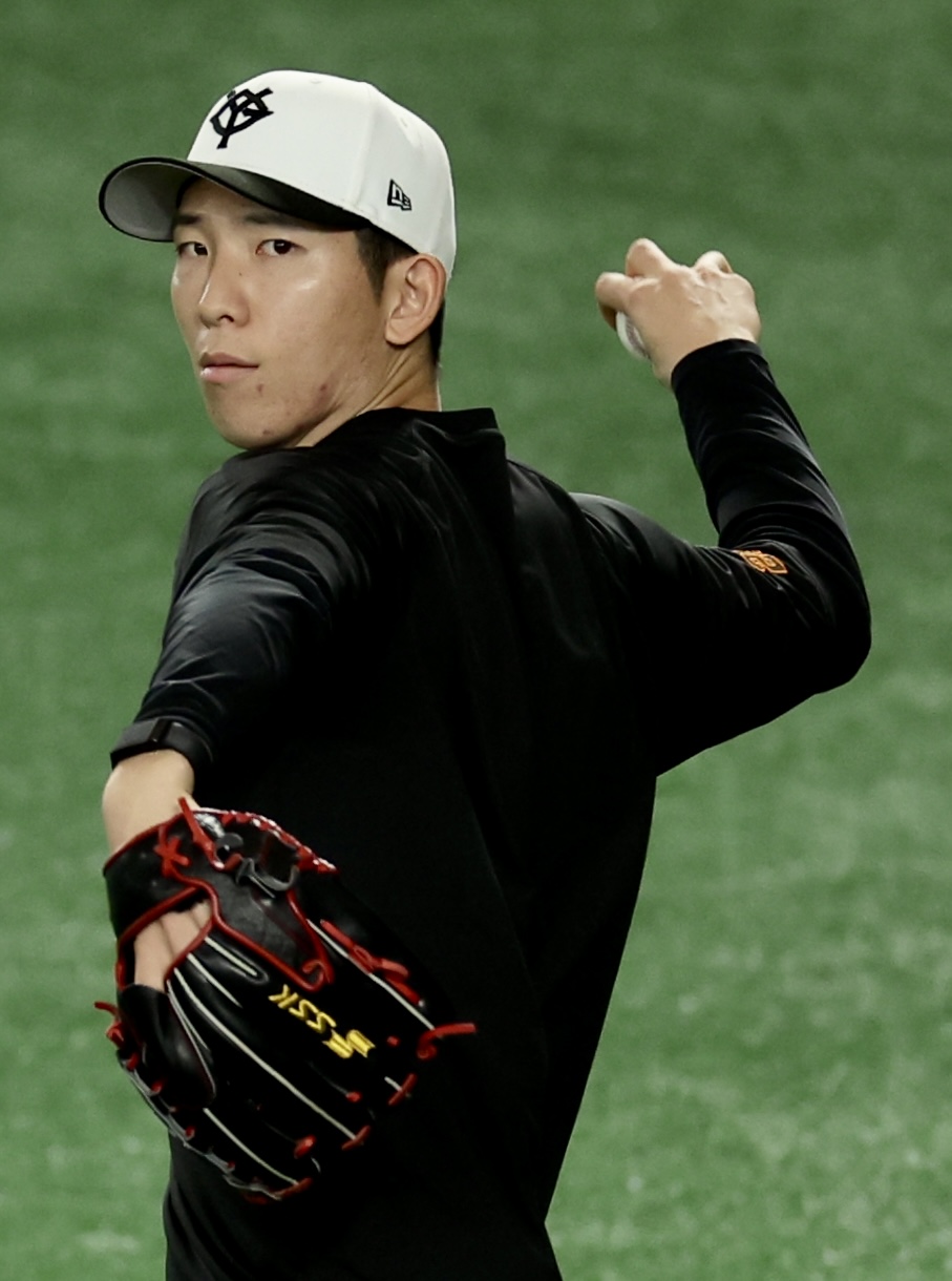 巨人対阪神　試合前、キャッチボールする巨人戸郷（撮影・河田真司）
