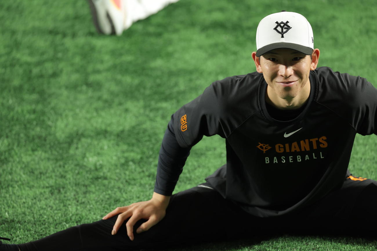 巨人対阪神　試合前、ストレッチする巨人戸郷（撮影・河田真司）