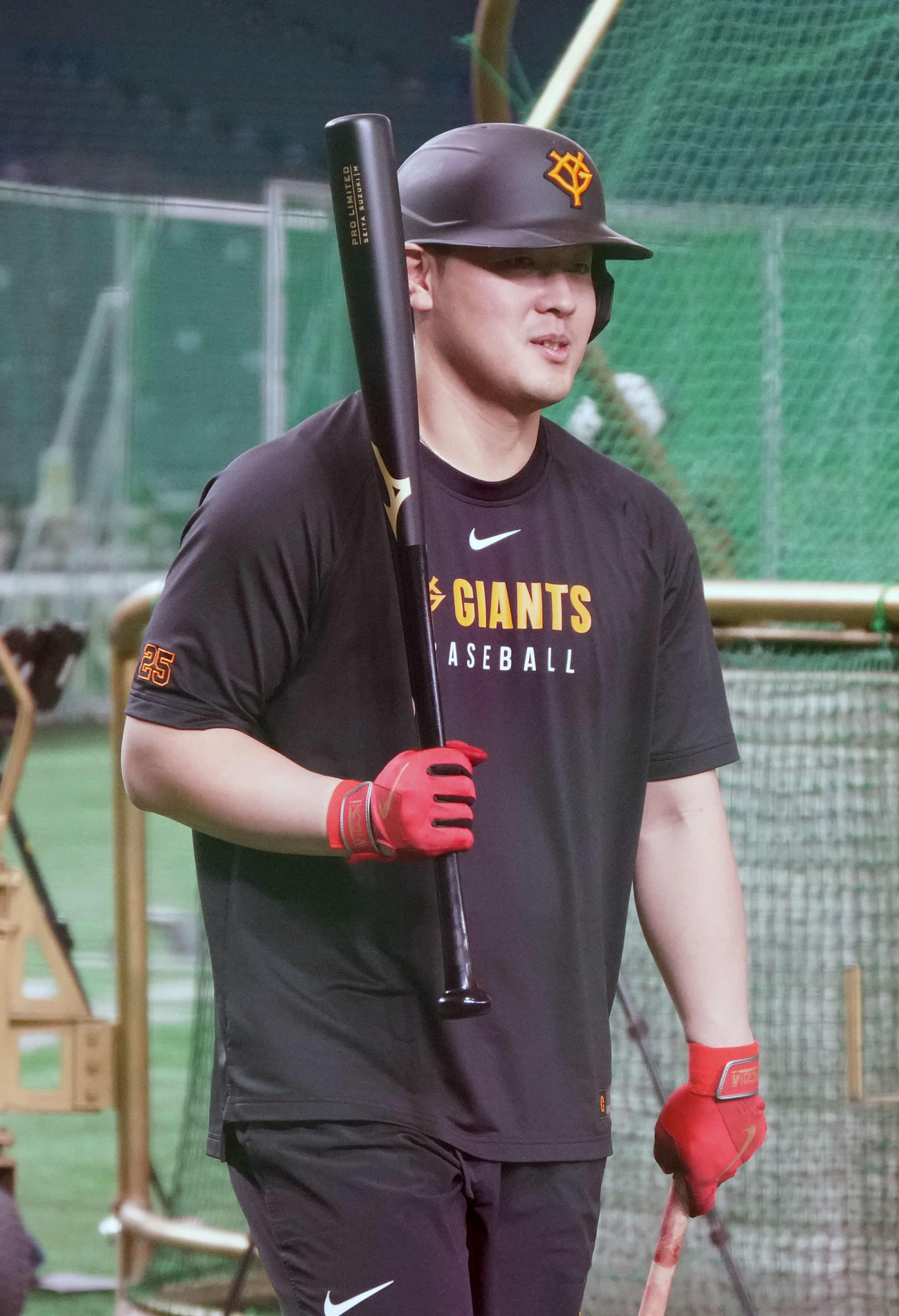 巨人対阪神　試合前の練習に臨む巨人岡本（撮影・小沢裕）