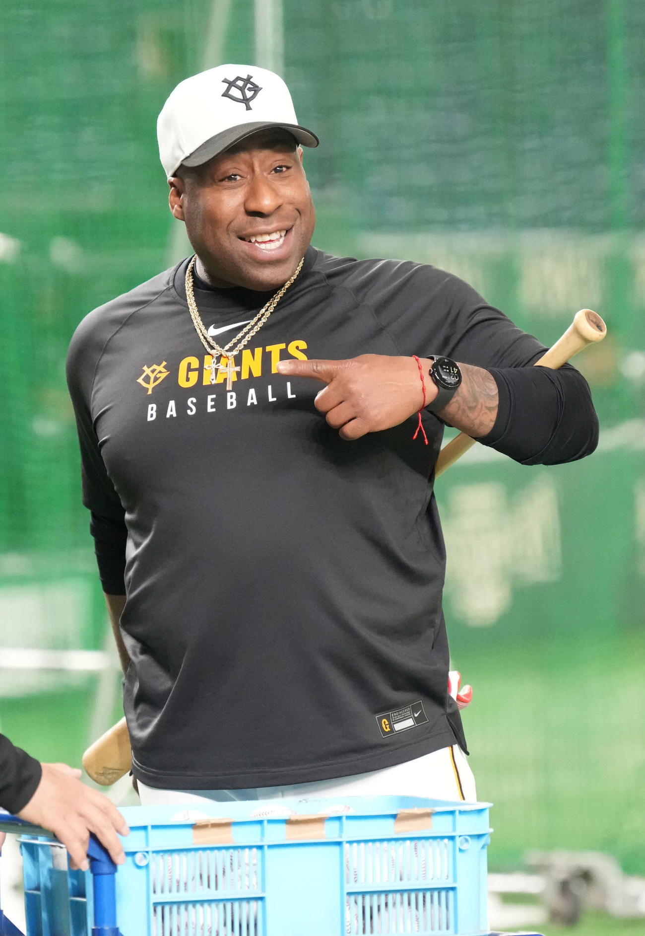 巨人対阪神　試合前の練習に臨む巨人ウィーラー巡回コーチ（撮影・小沢裕）
