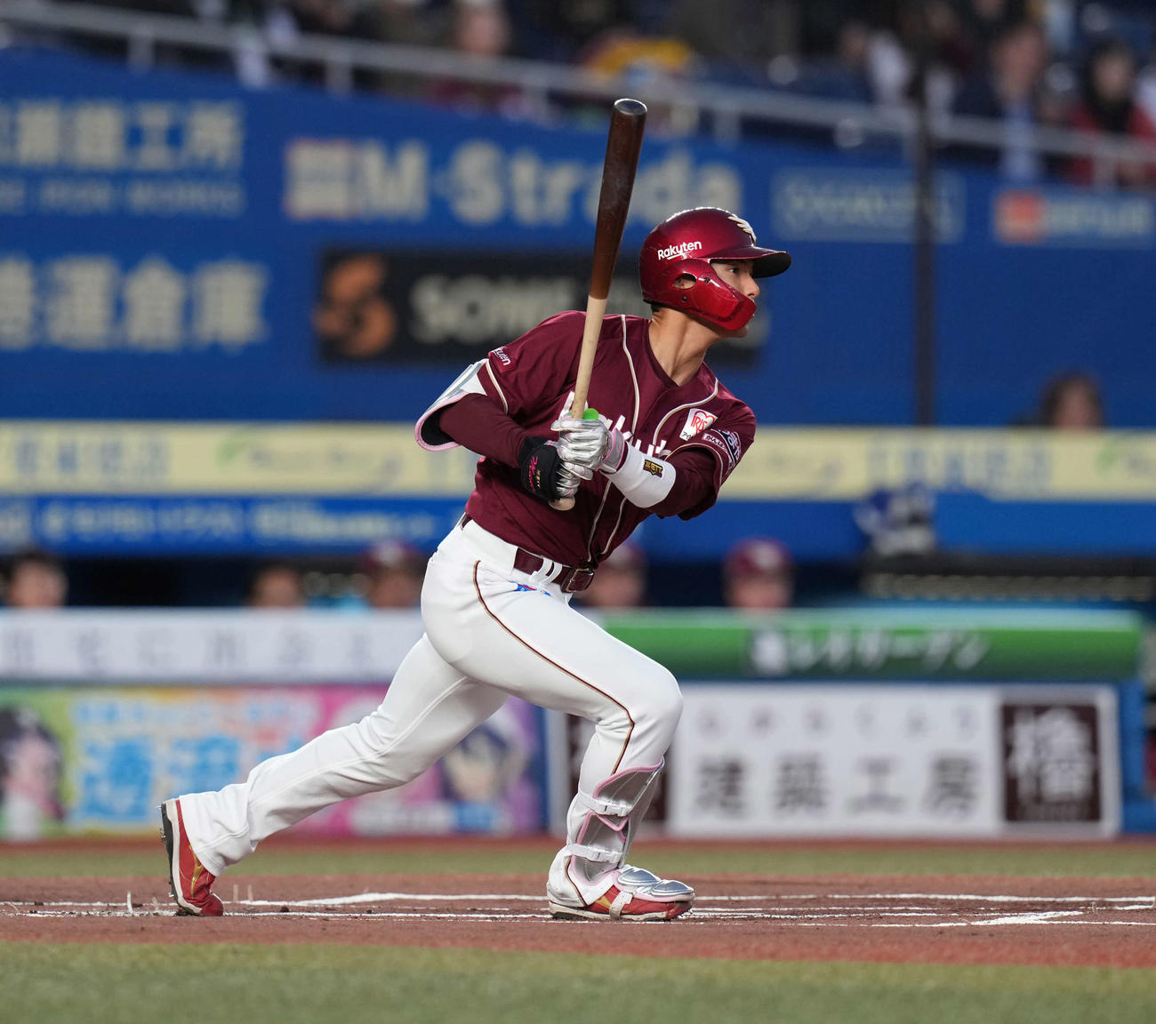 ロッテ対楽天　1回表楽天無死、右前打を放つ宗山（撮影・井上学）