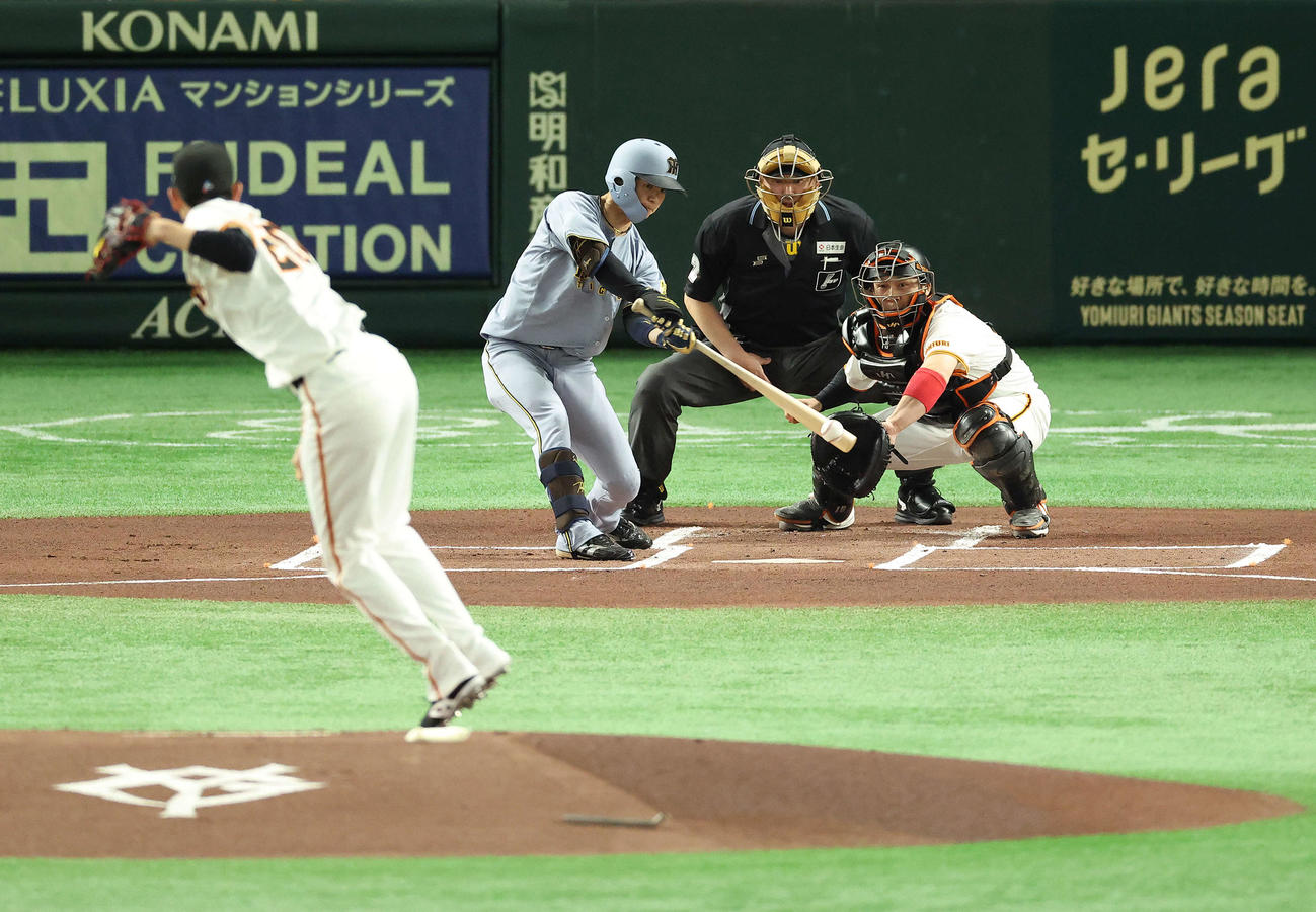巨人対阪神　1回表阪神無死一塁、中前打を放つ中野。投手戸郷（撮影・河田真司）