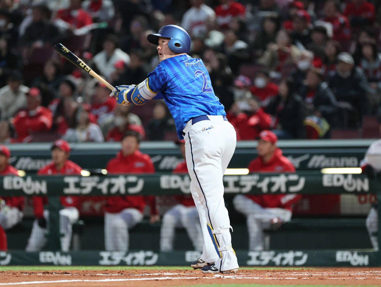 広島対DeNA 3回表DeNA2死一塁、牧は通算100号の先制左越え2点本塁打を放つ（撮影・加藤孝規）