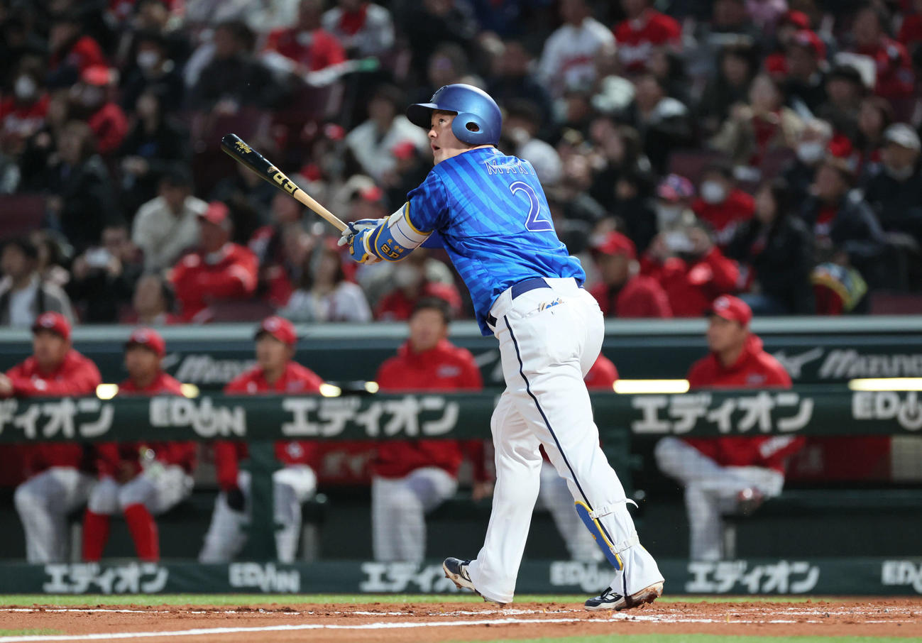 広島対DeNA 3回表DeNA2死一塁、牧は通算100号の先制左越え2点本塁打を放つ（撮影・加藤孝規）