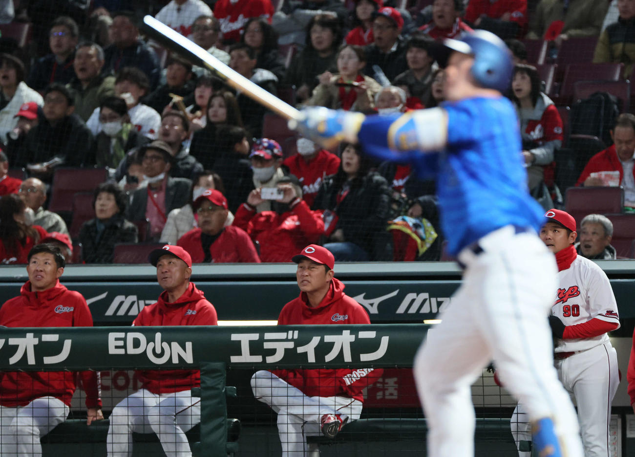 広島対DeNA　回表DeNA2死一塁、牧の通算100号の先制左越え2点本塁打に新井監督（中央）はがっくり（撮影・加藤孝規）