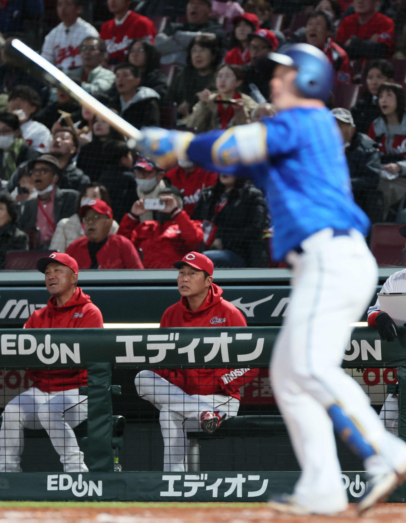 広島対DeNA　回表DeNA2死一塁、牧の通算100号の先制左越え2点本塁打に新井監督（中央）はがっくり（撮影・加藤孝規）
