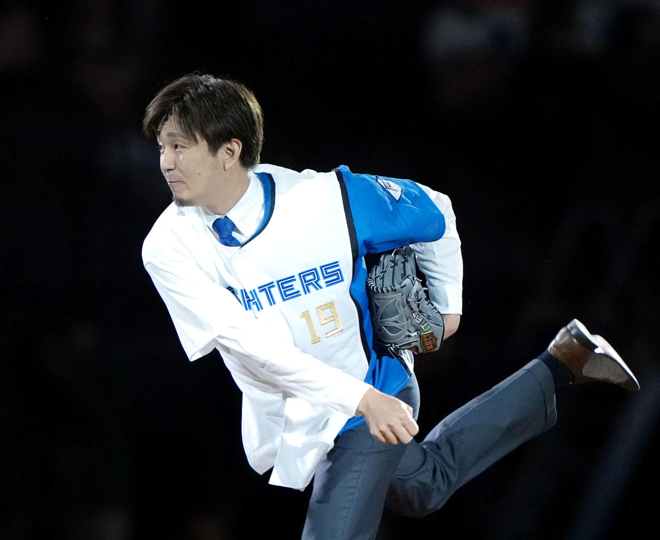 日本ハム対オリックス　ファイナルピッチセレモニーを行う増井氏（撮影・足立雅史）
