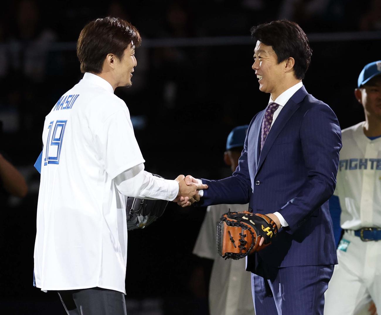 日本ハム対オリックス　ファイナルピッチセレモニーで投球後、捕手を務めた鶴岡氏（右）と握手する増井氏（撮影・黒川智章）