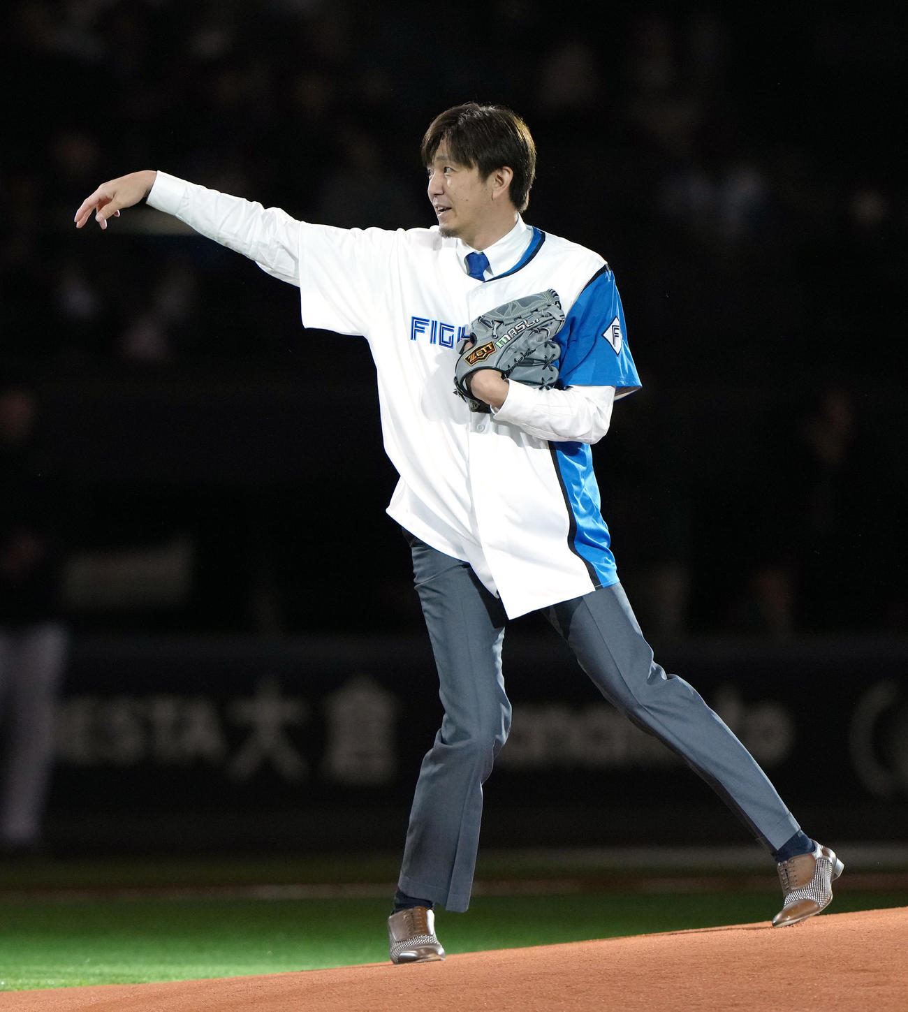 日本ハム対オリックス　ファイナルピッチセレモニーを行う増井氏（撮影・足立雅史）
