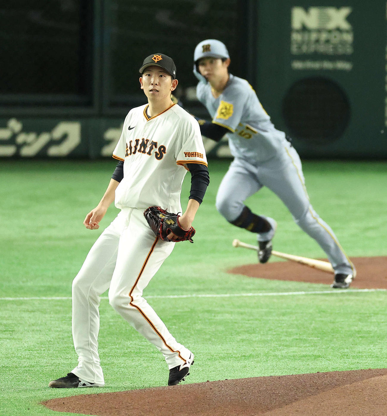 巨人対阪神　1回表阪神無死一塁、中野に中前打を浴びる戸郷（撮影・河田真司）