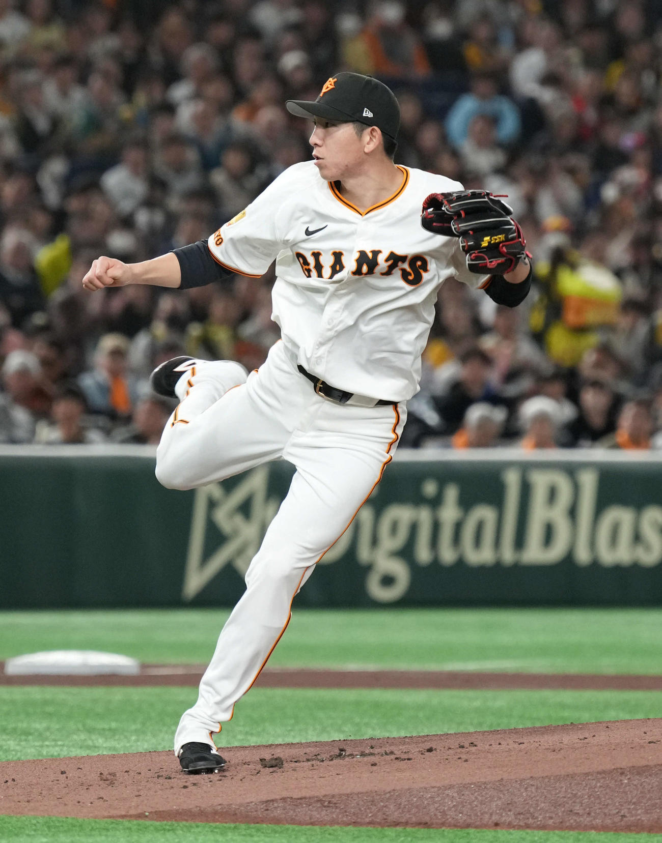 巨人対阪神　巨人先発の戸郷（撮影・小沢裕）