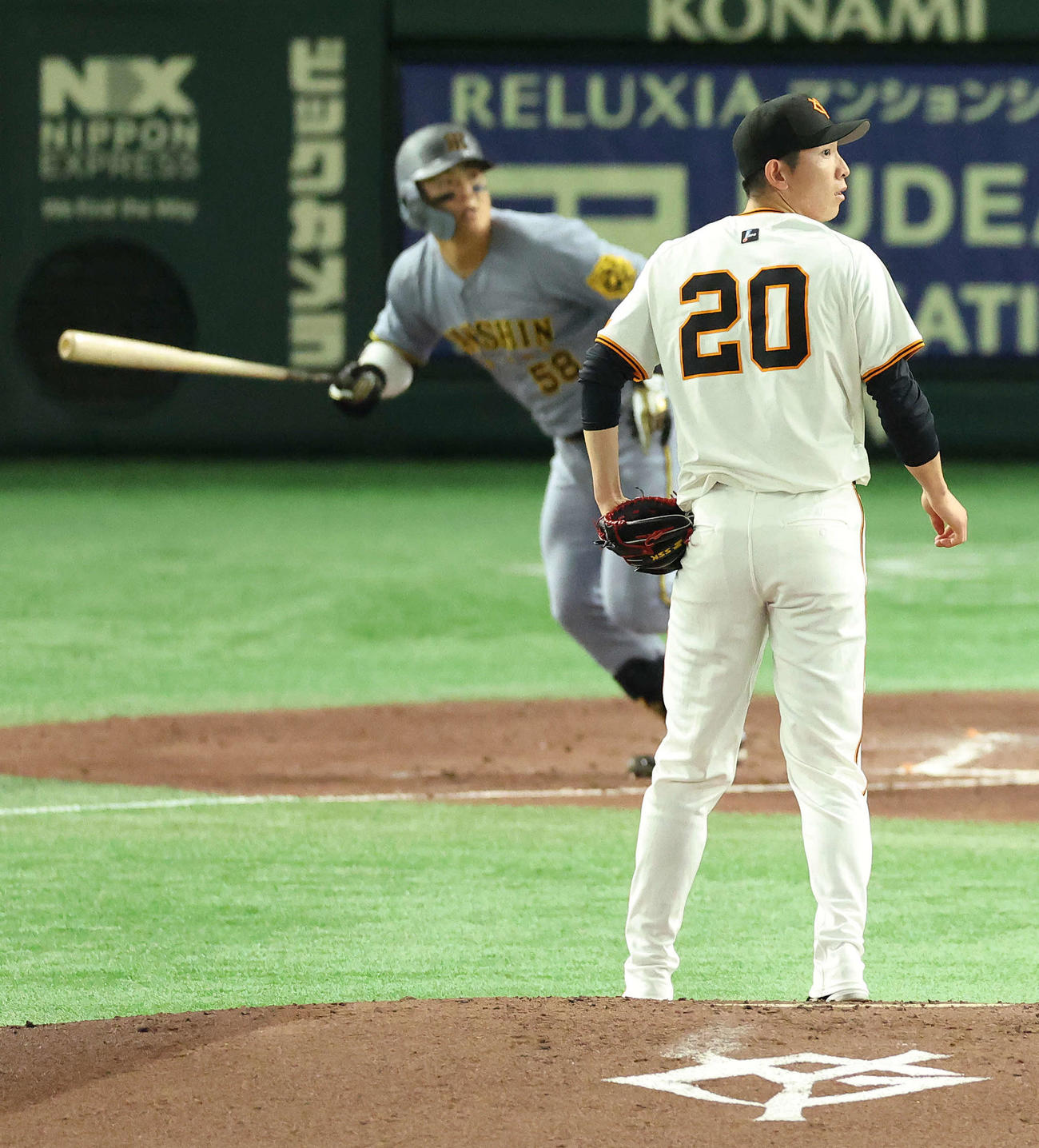 巨人対阪神　3回表阪神2死一塁、前川に二塁打を浴びる戸郷（撮影・河田真司）