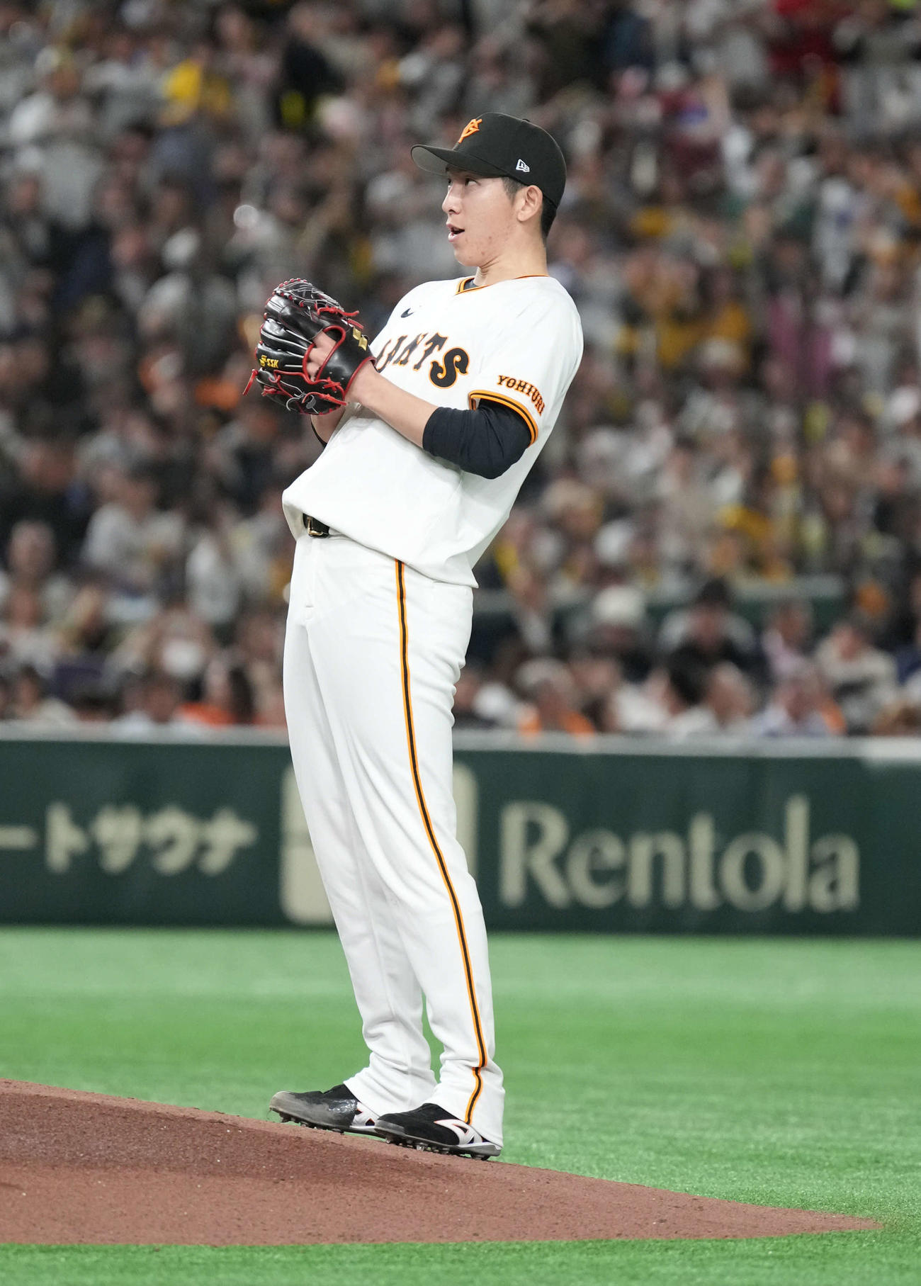 巨人対阪神　3回表阪神2死満塁、坂本の左適時打を許しマウンド後方でスコアボードを確認する巨人先発の戸郷（撮影・小沢裕）