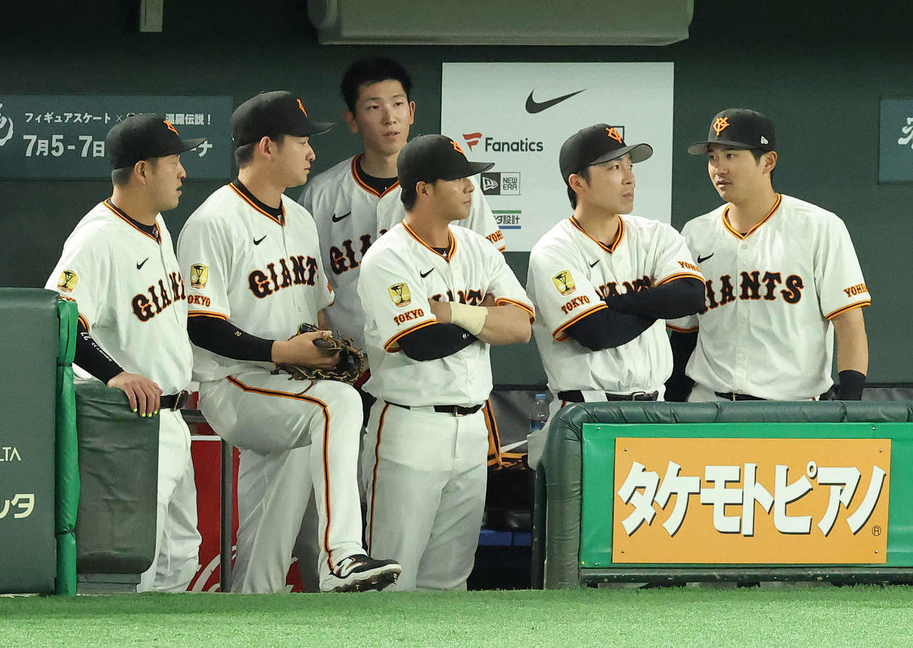 巨人対阪神　4回表で横川と交代する戸郷（後方中央）（撮影・河田真司）