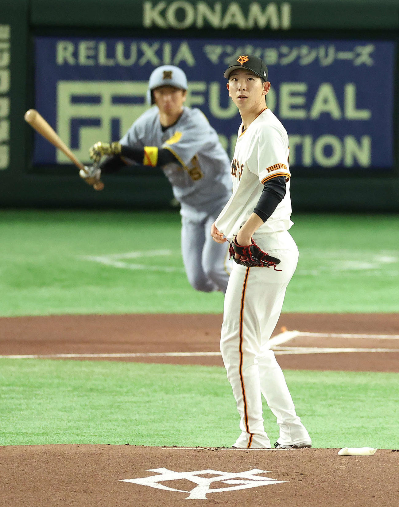 巨人対阪神　1回表阪神無死、近本に中前打を浴びる戸郷（撮影・河田真司）