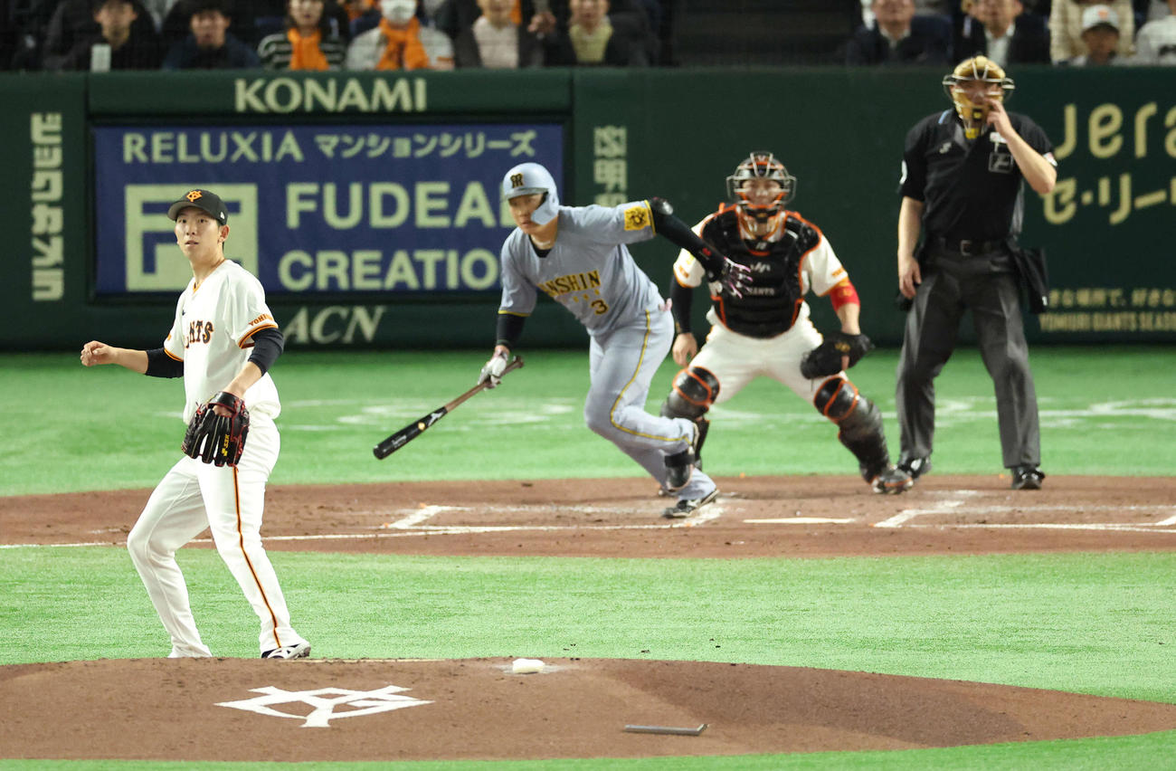 巨人対阪神　3回表阪神2死二塁、大山に中前適時打を浴びる戸郷（撮影・河田真司）