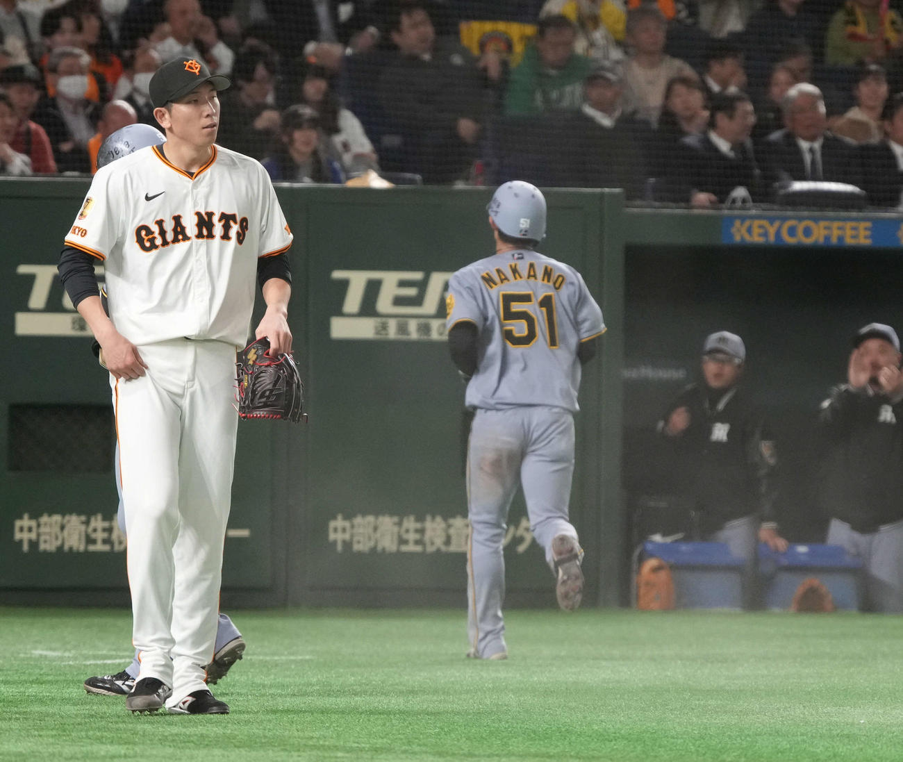 巨人対阪神　3回表阪神2死二塁、大山に勝ち越しの中前適時打を許す巨人先発の戸郷（撮影・小沢裕）