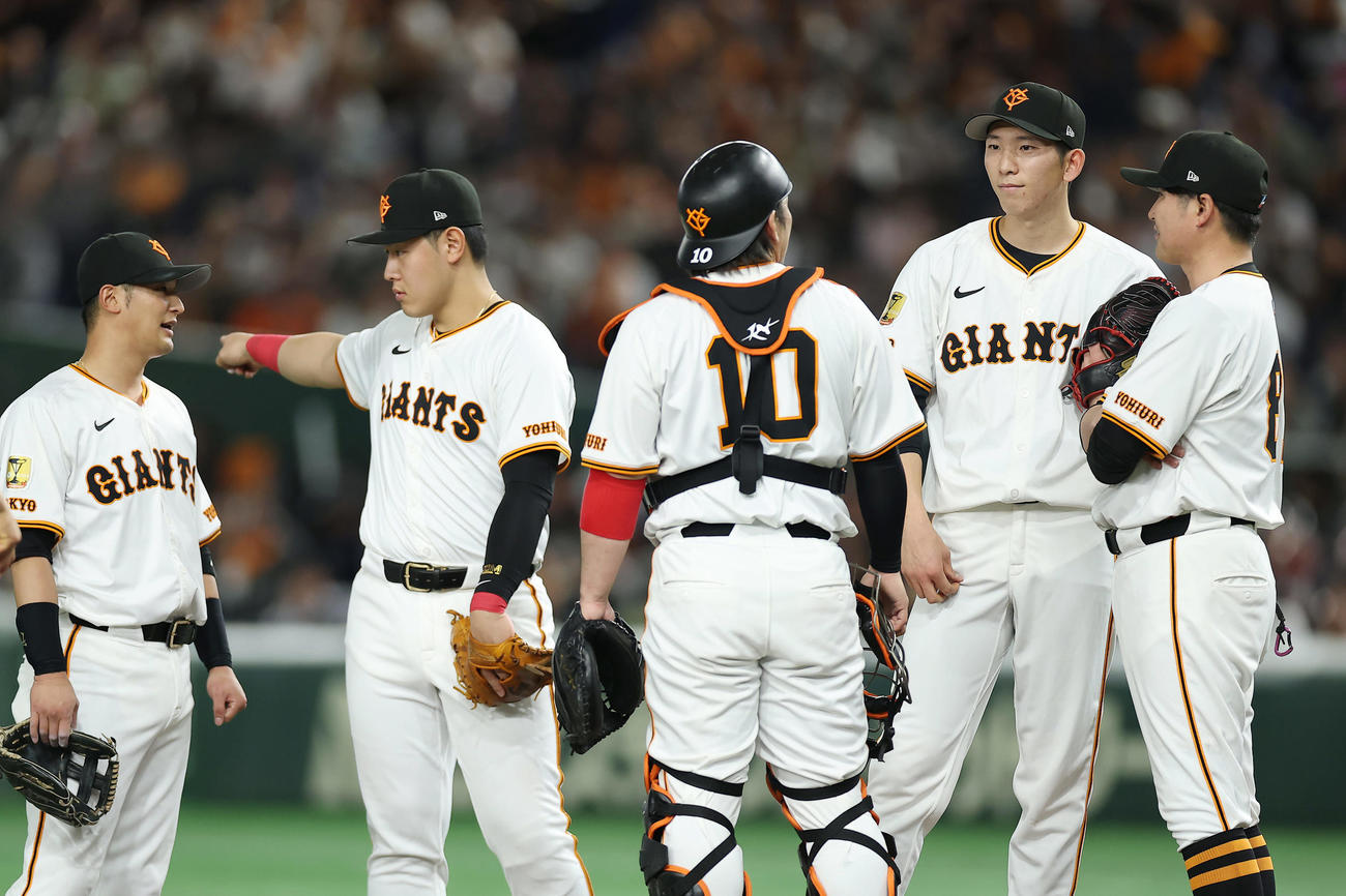 巨人対阪神　3回表阪神2死満塁、マウンドに集まる戸郷（右から2人目）ら巨人の選手たち（撮影・前田充）