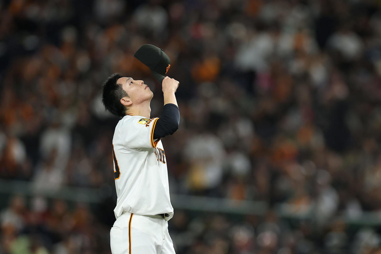 巨人対阪神　3回表阪神2死満塁、ピンチを背負った戸郷（撮影・前田充）