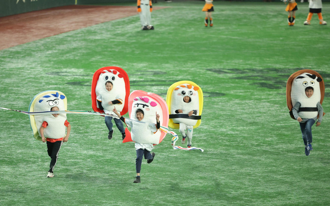 巨人対阪神　3回表を終え行われる江戸前すしレース。1着はエビ（撮影・河田真司）