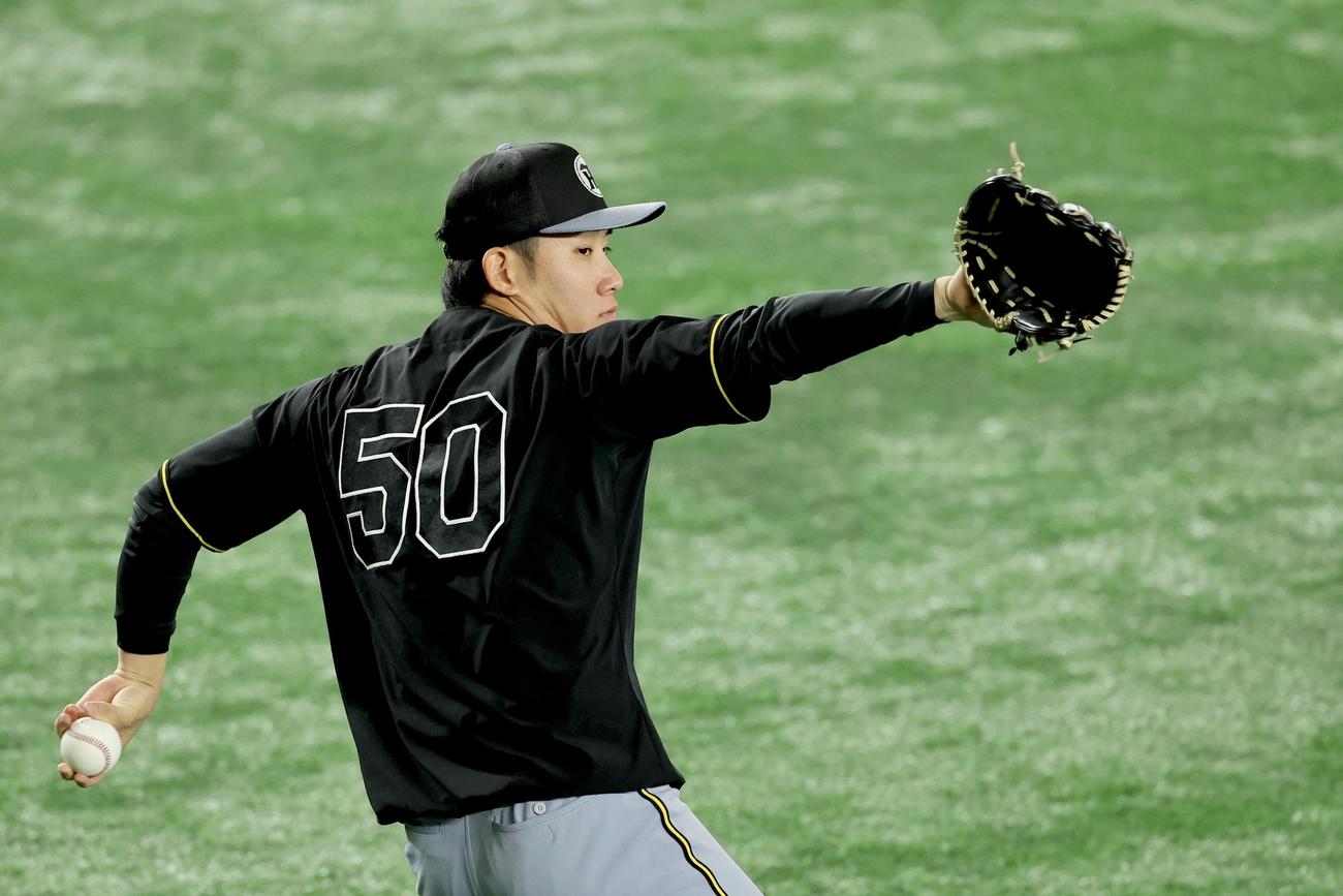巨人対阪神　試合前、キャッチボールする阪神富田（撮影・河田真司）